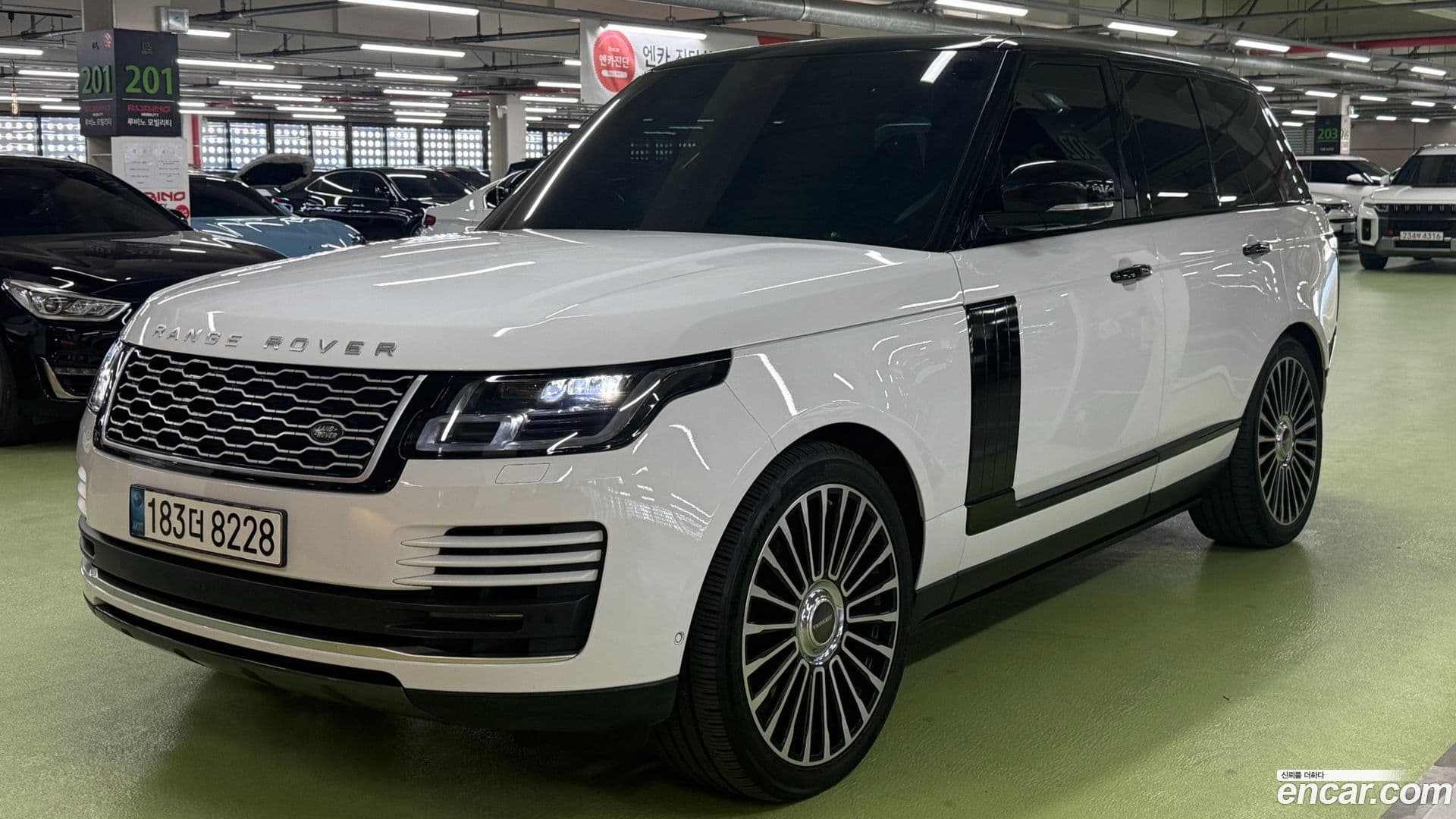 Main__Slider__Photo:Range Rover Land Rover 2020.11-0