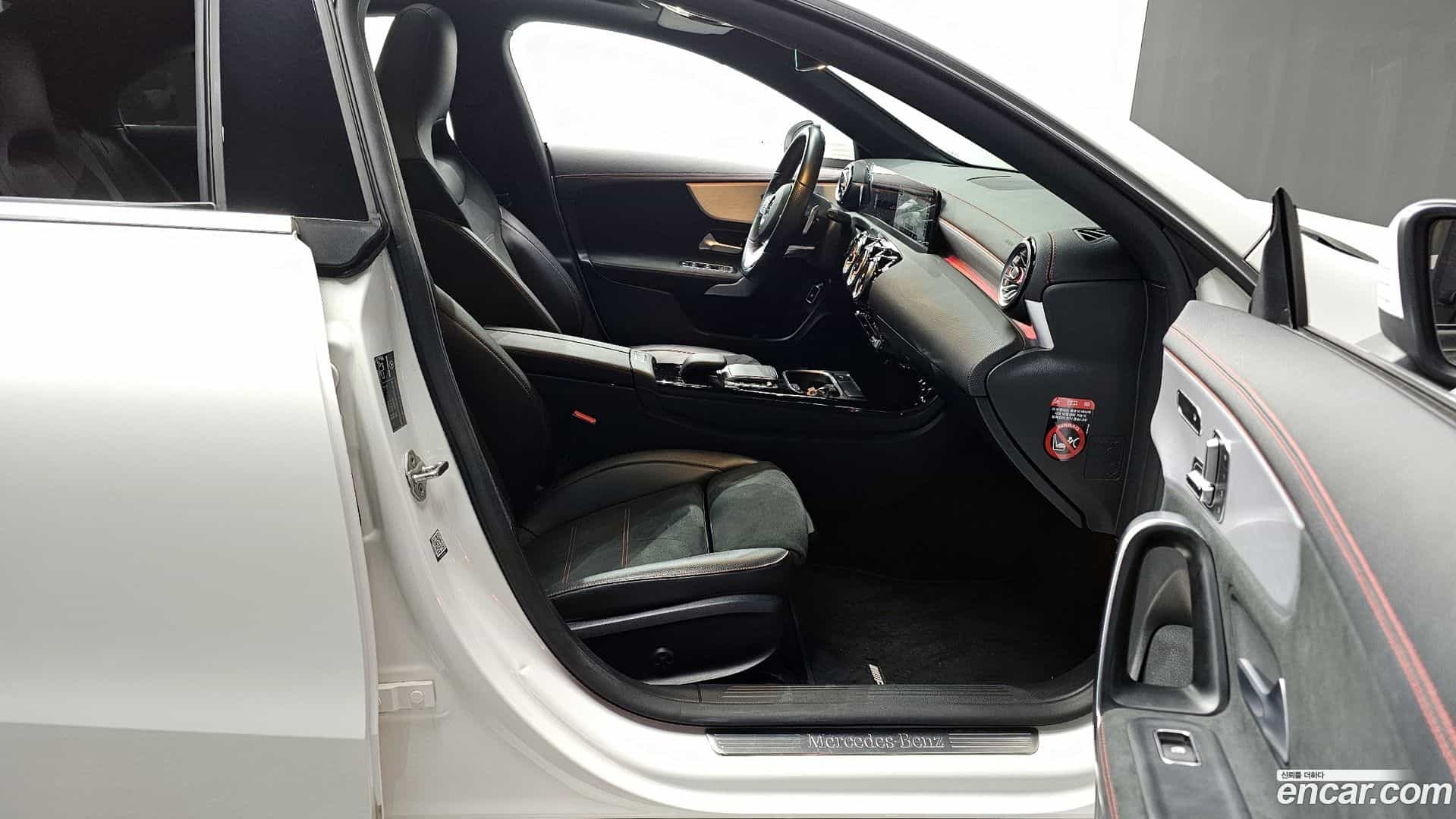 CLA-Class Mercedes-Benz 2022.1-OPTION-015