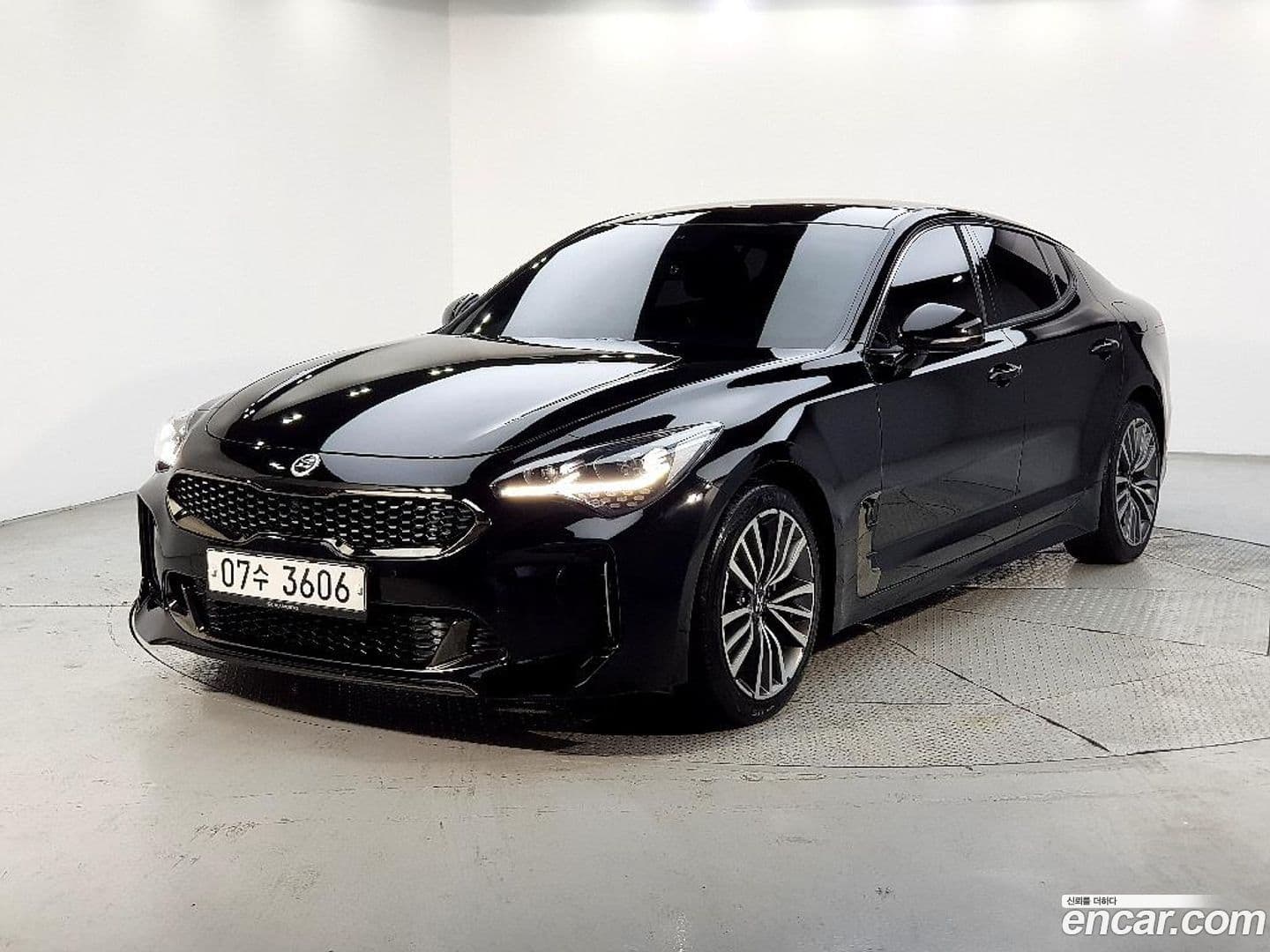 Main__Slider__Photo:Stinger Kia 2018.2-0