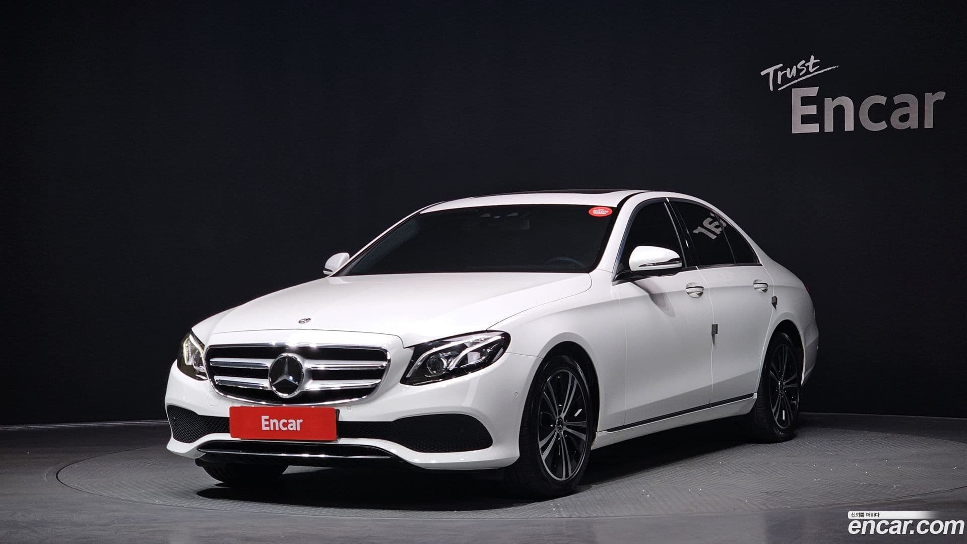 Main__Slider__Photo:E-Class Mercedes-Benz 2020.4-0