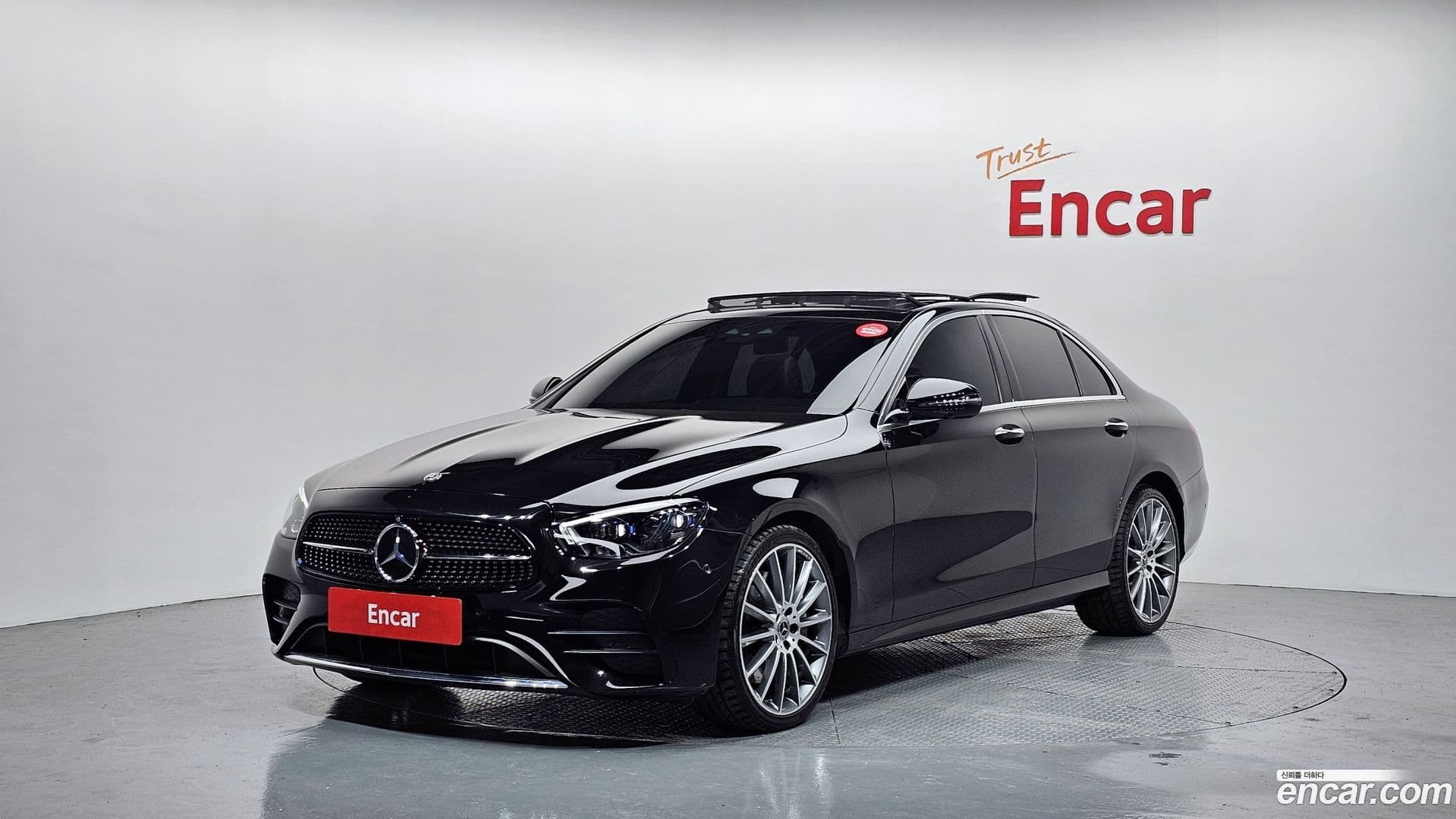 Main__Slider__Photo:E-Class Mercedes-Benz 2022.4-0