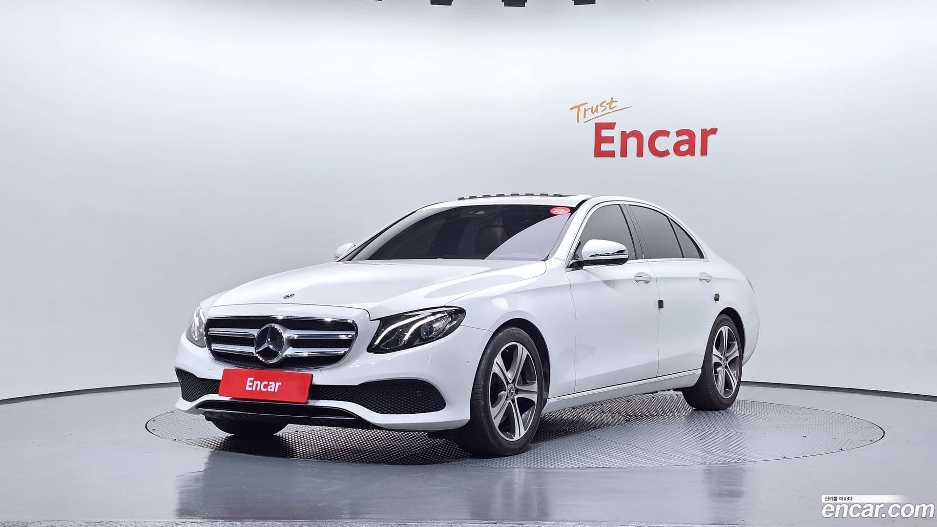Main__Slider__Photo:E-Class Mercedes-Benz 2018.9-0