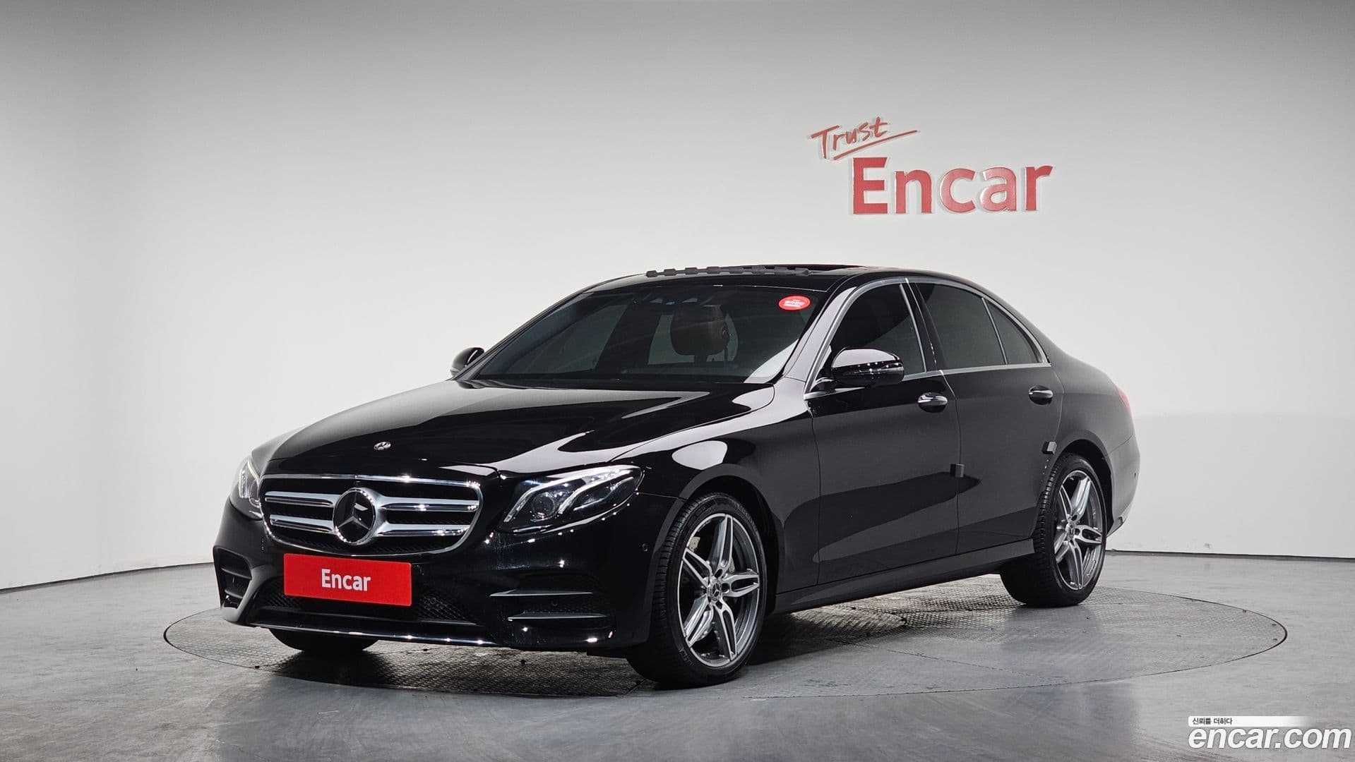 Main__Slider__Photo:E-Class Mercedes-Benz 2020.5-0