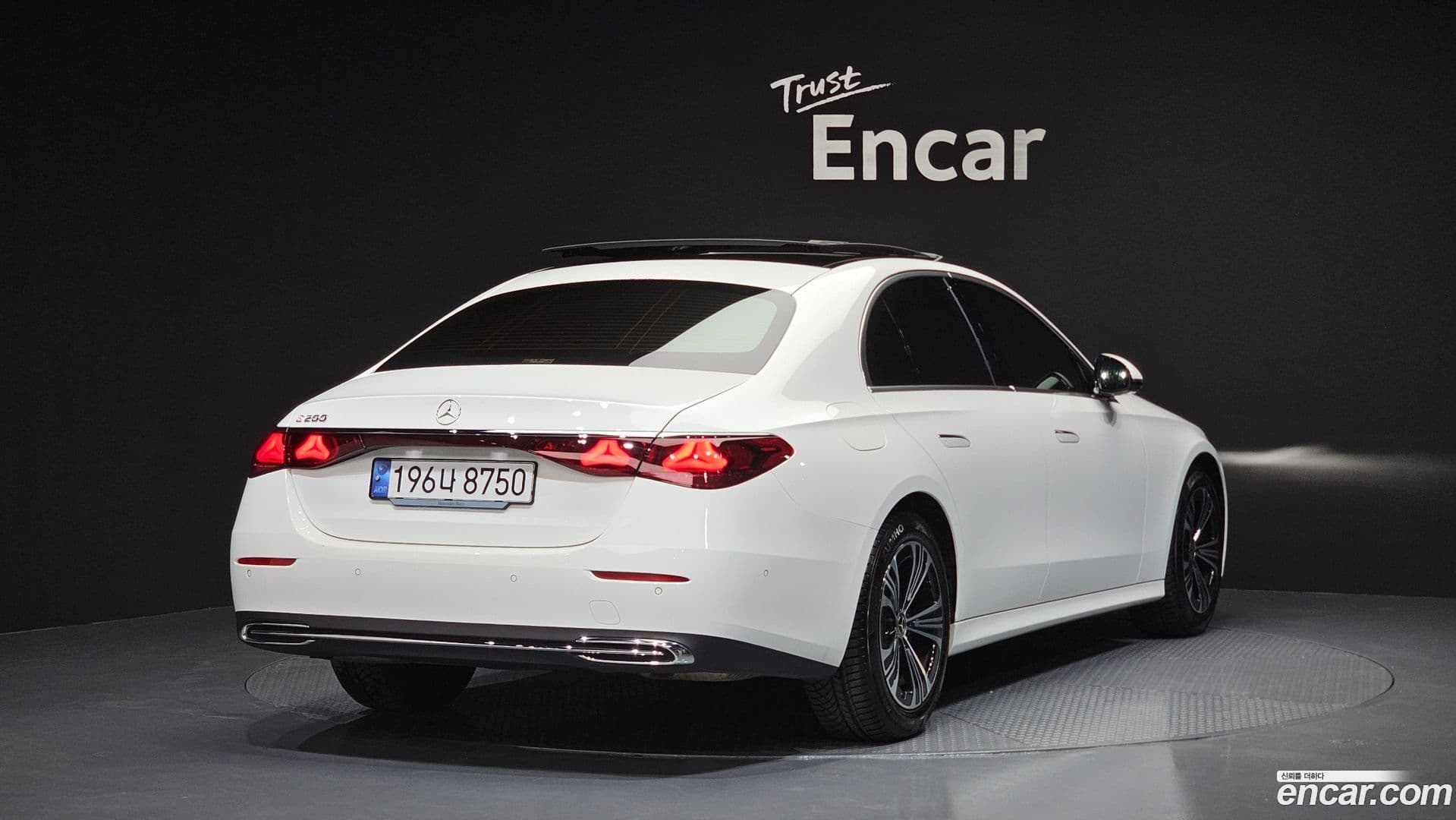 Main__Slider__Photo:E-Class Mercedes-Benz 2024.7-1