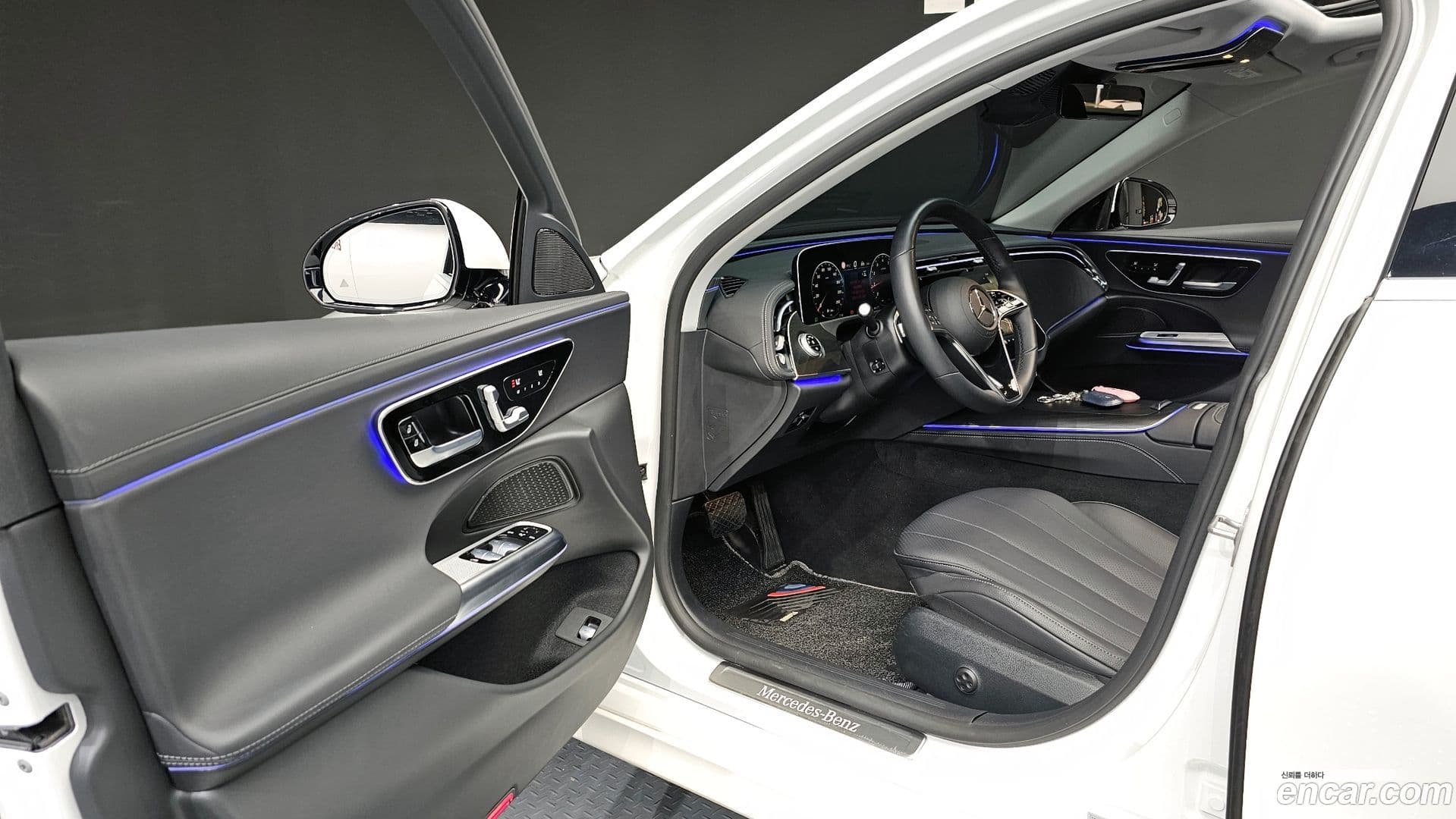 Main__Slider__Photo:E-Class Mercedes-Benz 2024.7-10