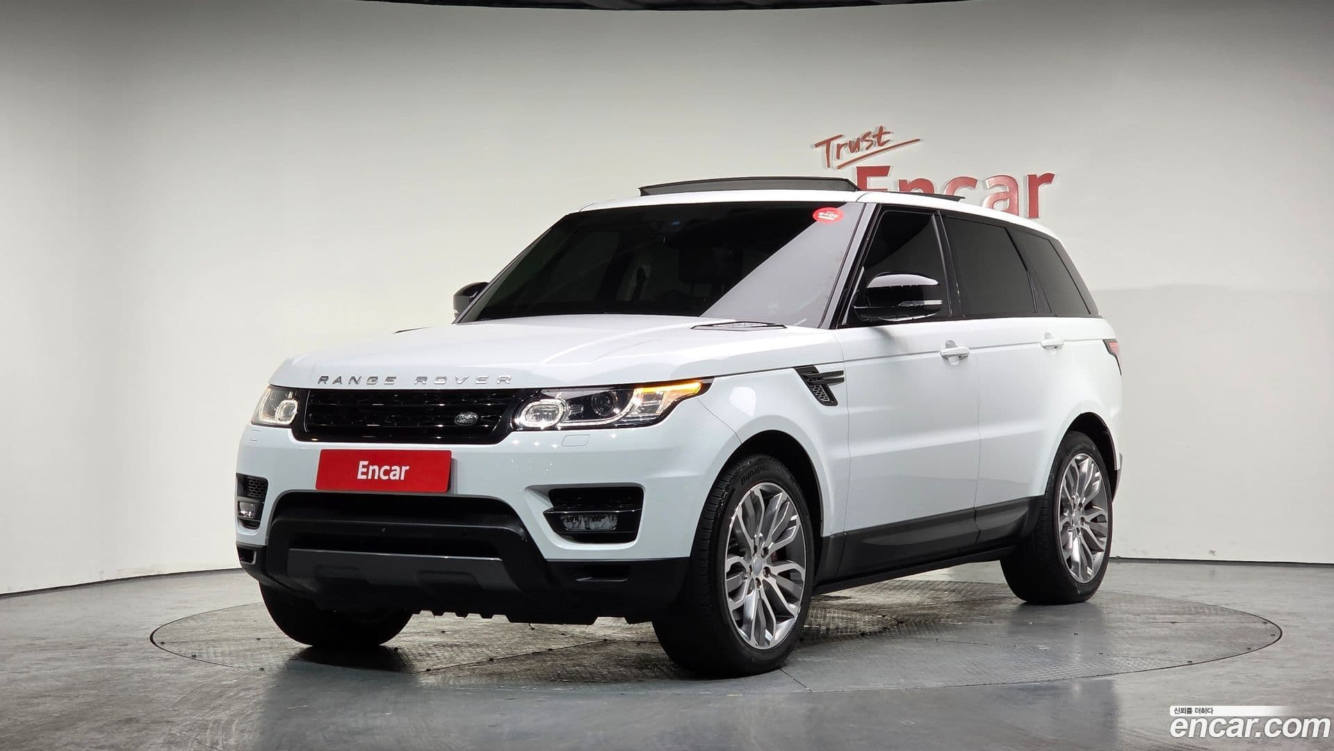Main__Slider__Photo:Range Rover Sport Land Rover 2016.9-0