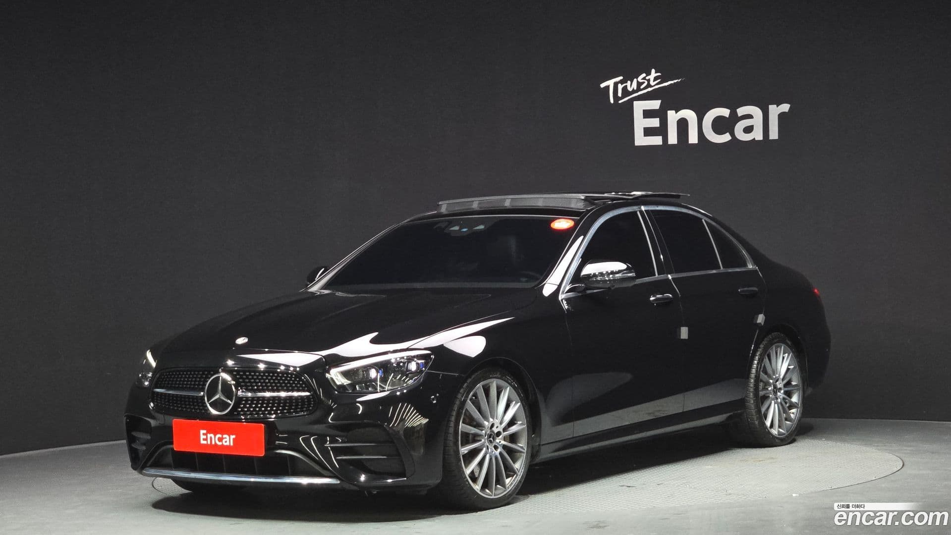 Main__Slider__Photo:E-Class Mercedes-Benz 2022.5-0