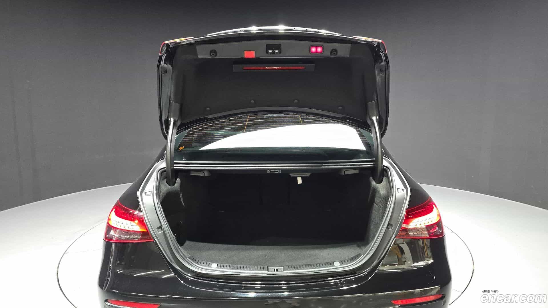 E-Class Mercedes-Benz 2022.5-OPTION-024