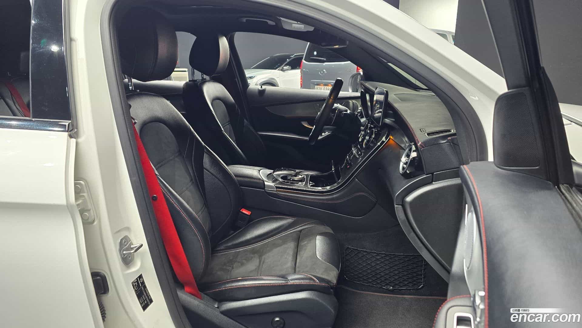 GLC-Class Mercedes-Benz 2019.11-INNER-010