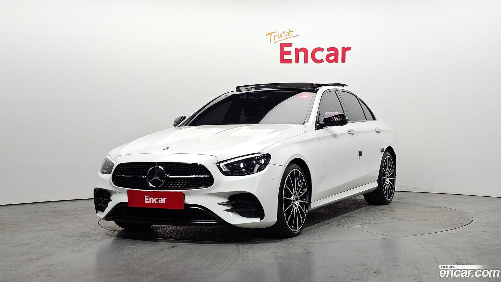Main__Slider__Photo:E-Class Mercedes-Benz 2023.4-0