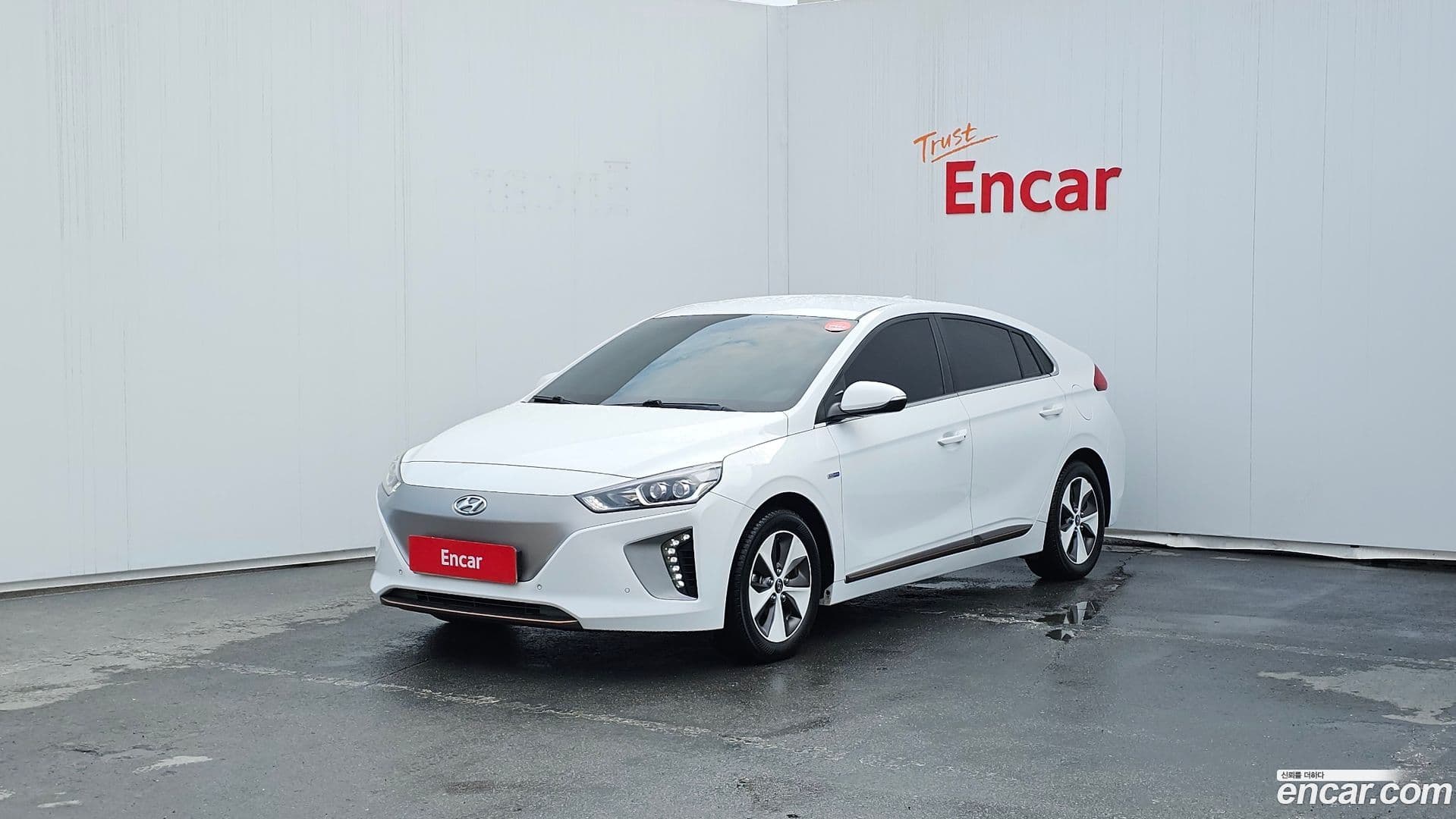 Main__Slider__Photo:Ioniq Hyundai 2018.6-0