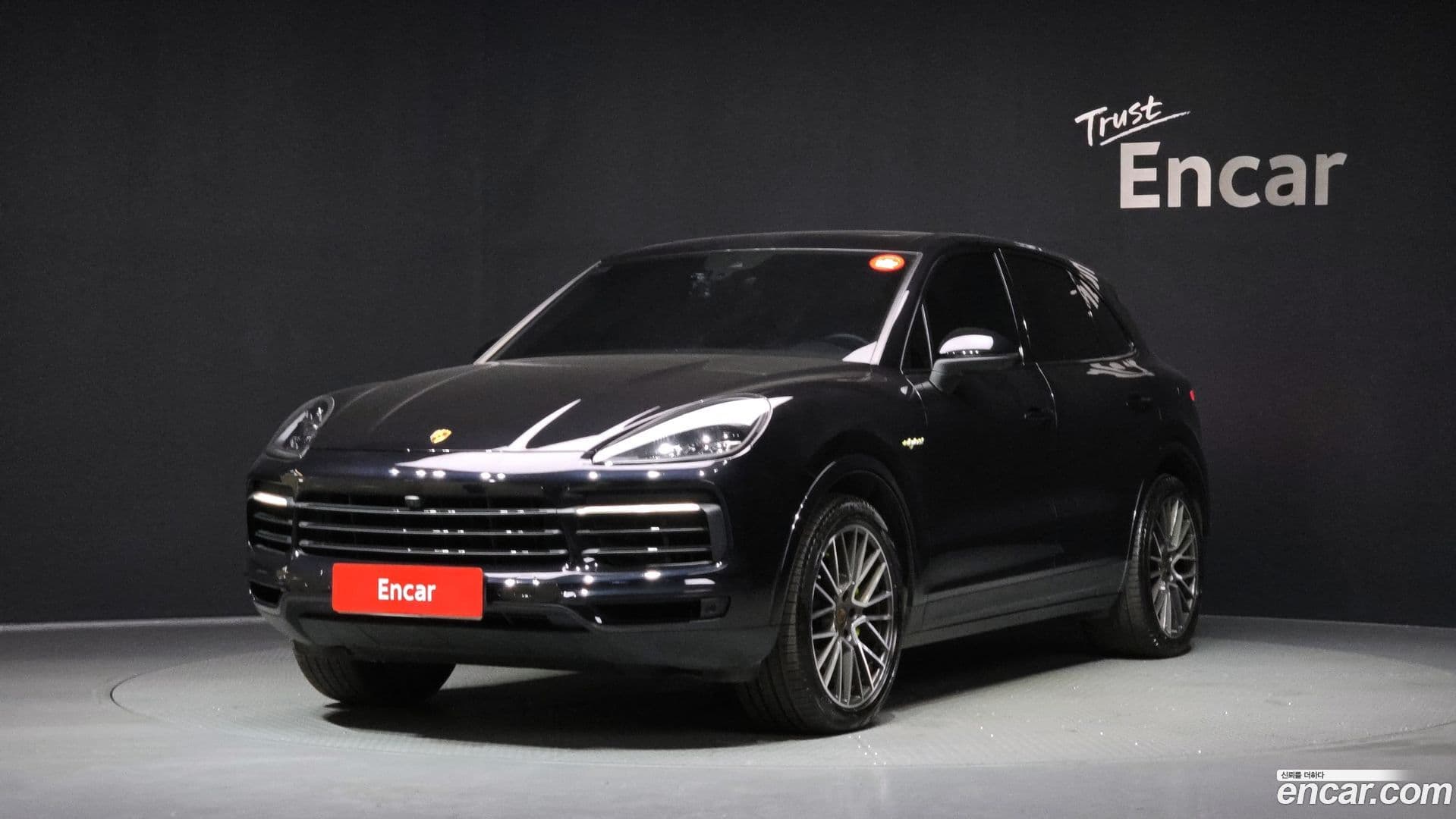 Main__Slider__Photo:Cayenne Porsche 2020.8-0