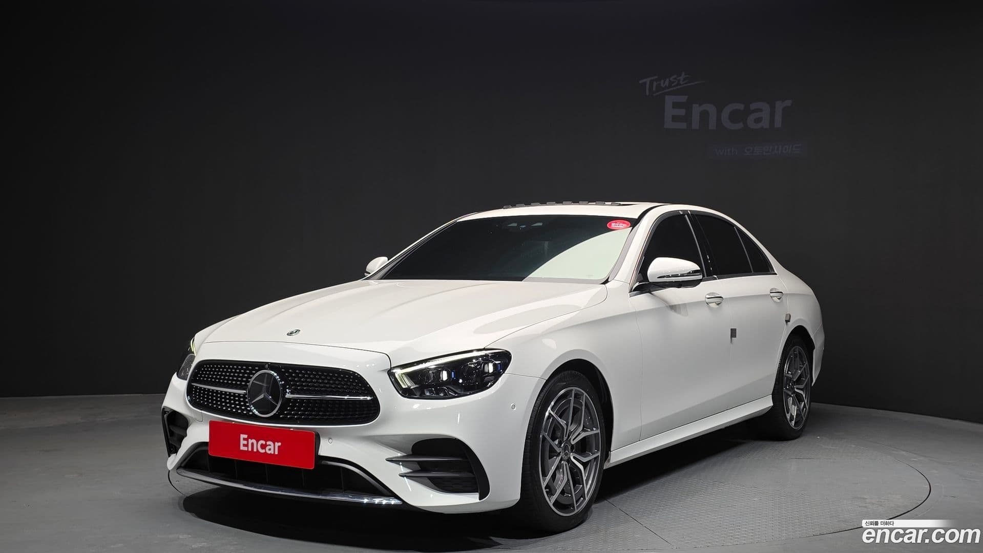 Main__Slider__Photo:E-Class Mercedes-Benz 2021.0-0