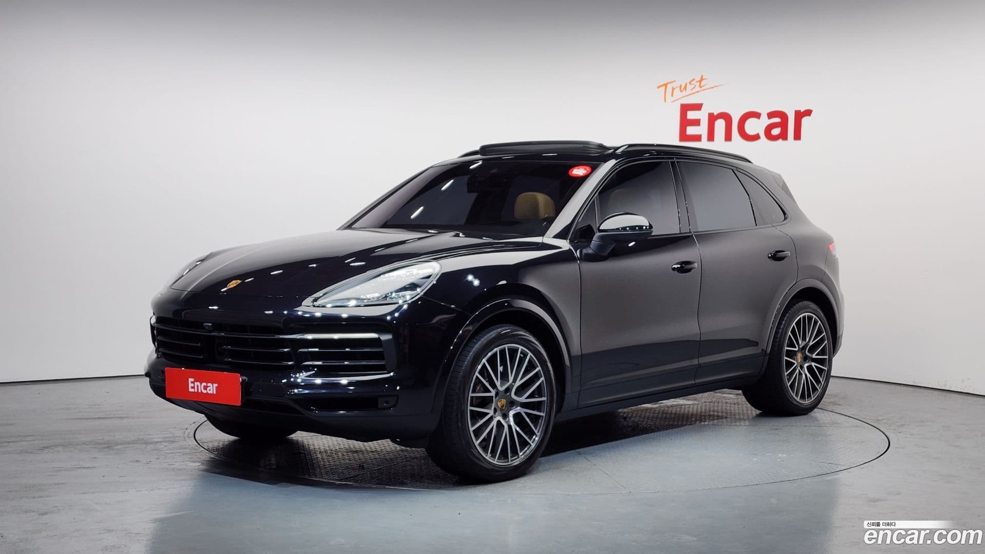 Main__Slider__Photo:Cayenne Porsche 2021.0-0
