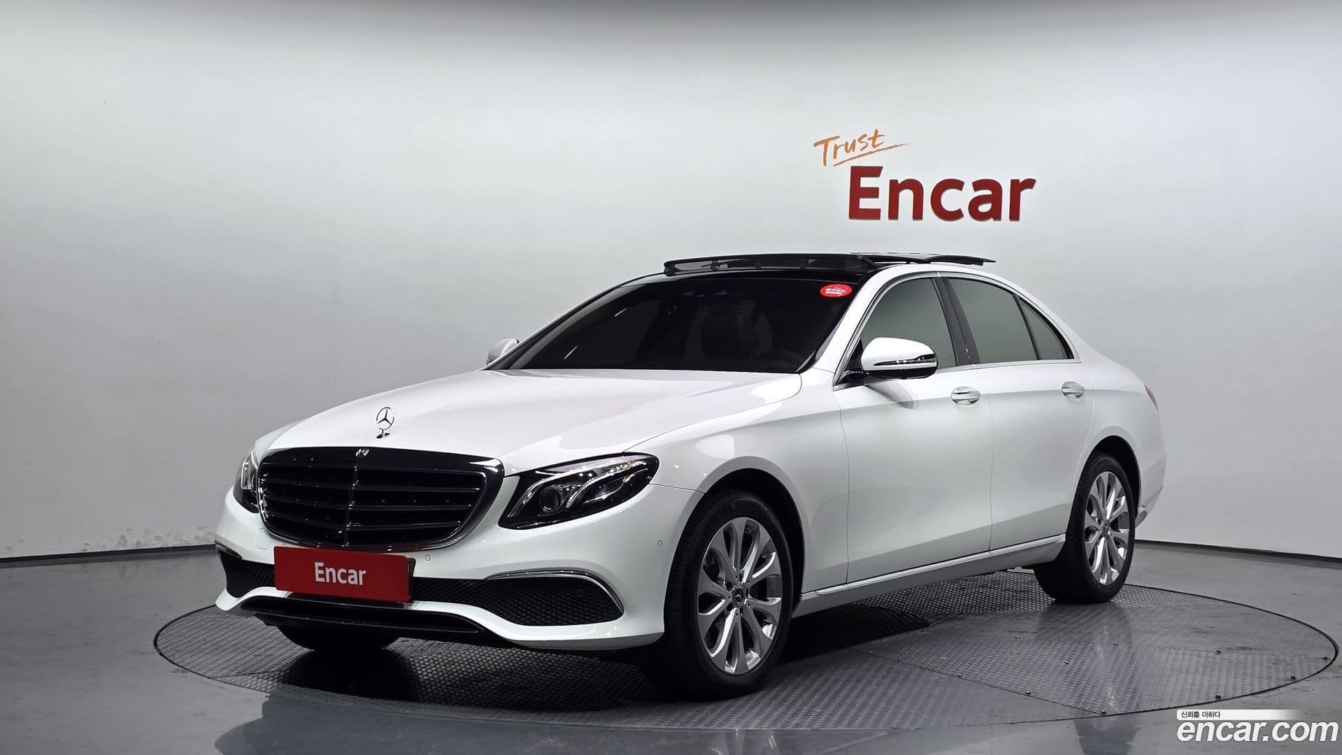 Main__Slider__Photo:E-Class Mercedes-Benz 2019.6-0