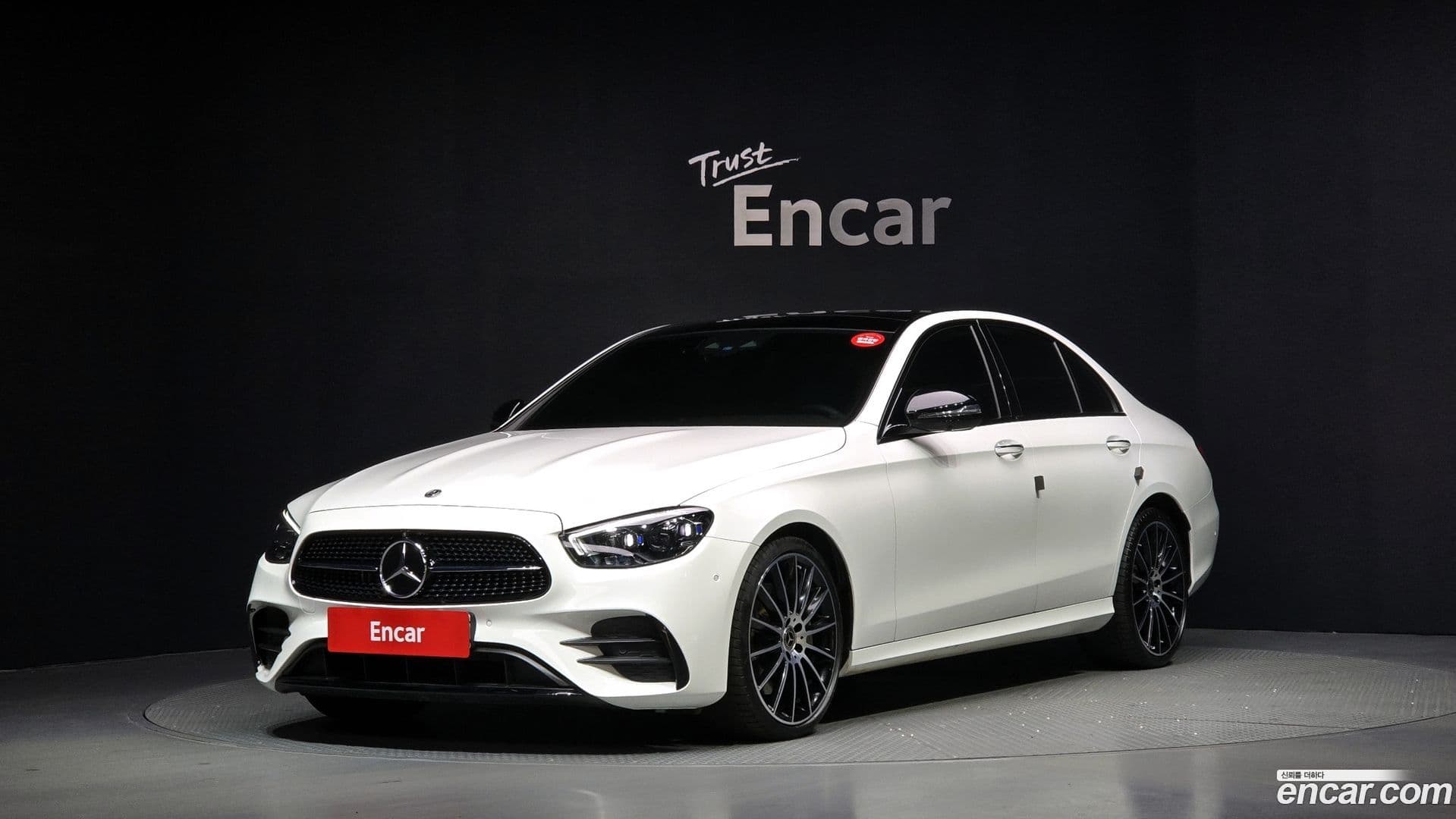 Main__Slider__Photo:E-Class Mercedes-Benz 2023.8-0