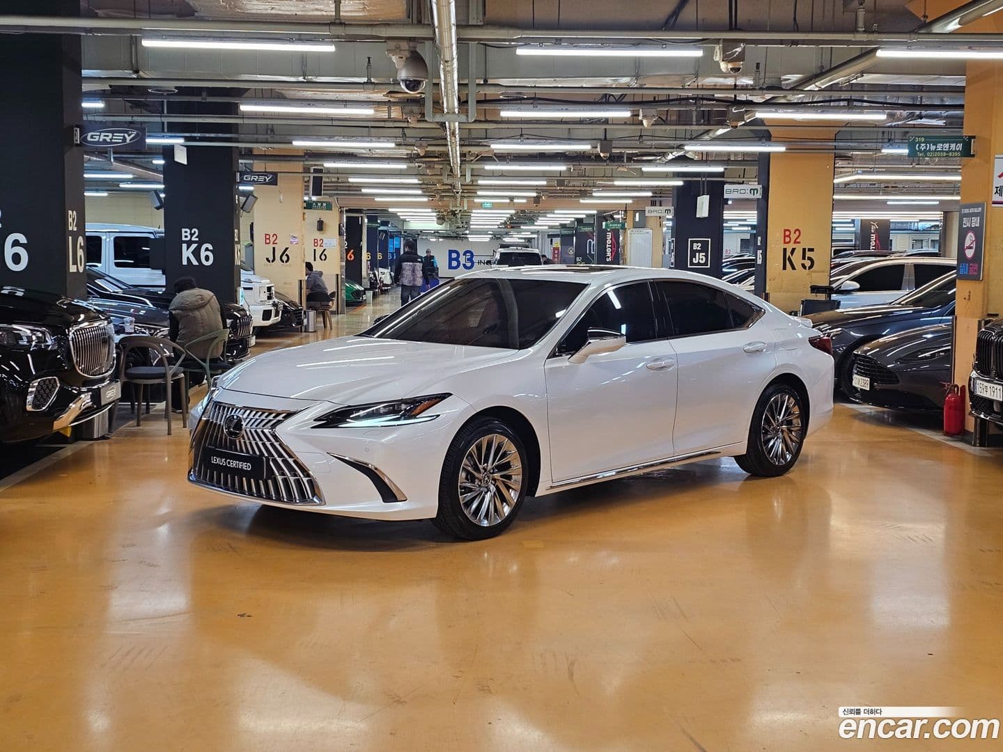 Main__Slider__Photo:ES Lexus 2025.6-0