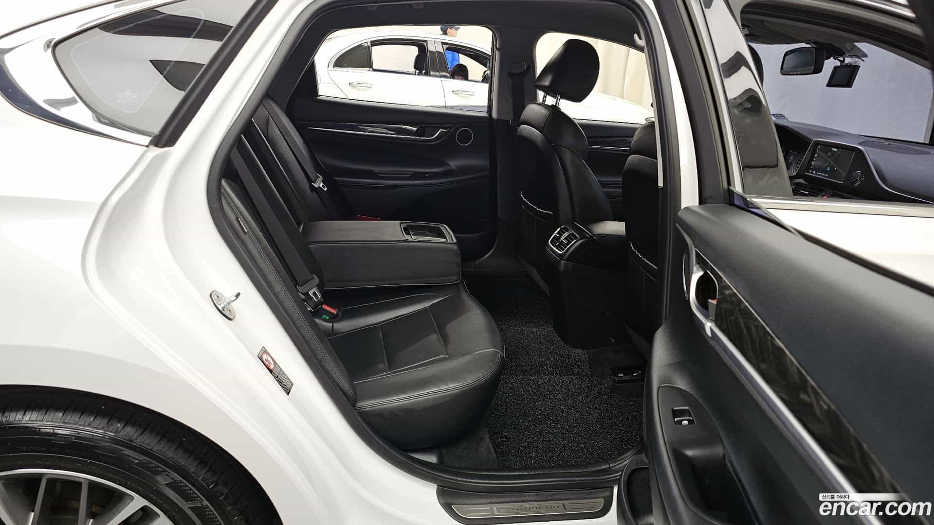 Grandeur Hyundai 2018.4-OPTION-016