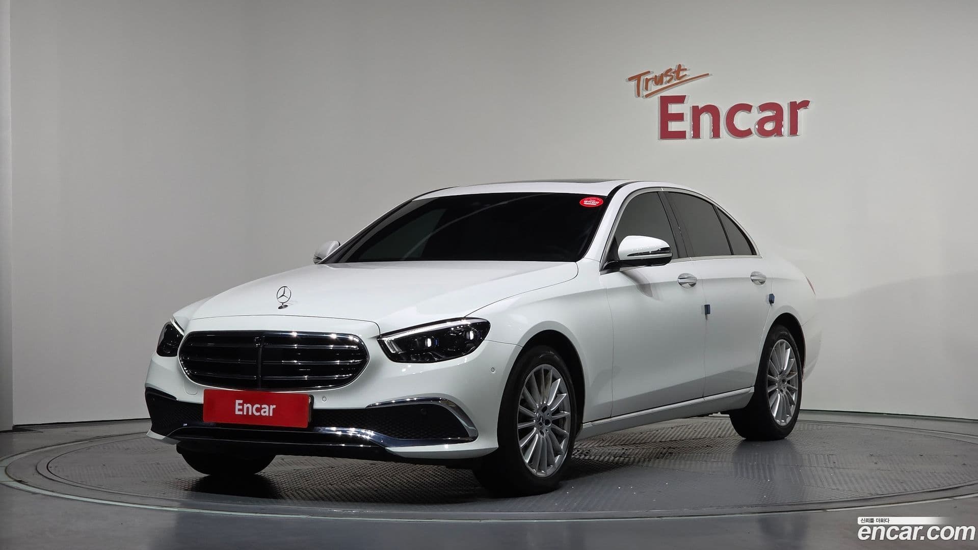 Main__Slider__Photo:E-Class Mercedes-Benz 2023.9-0