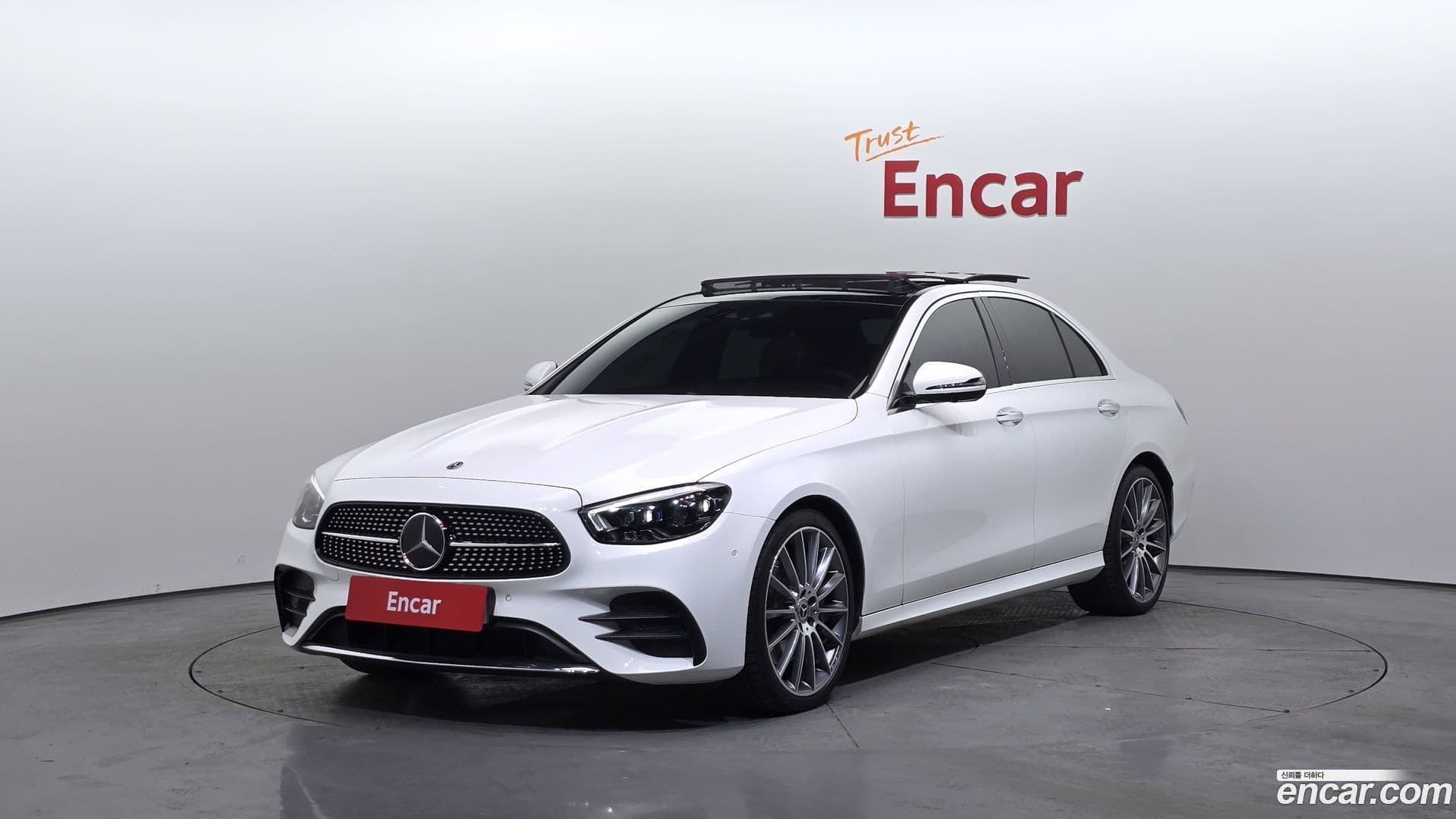 Main__Slider__Photo:E-Class Mercedes-Benz 2021.11-0