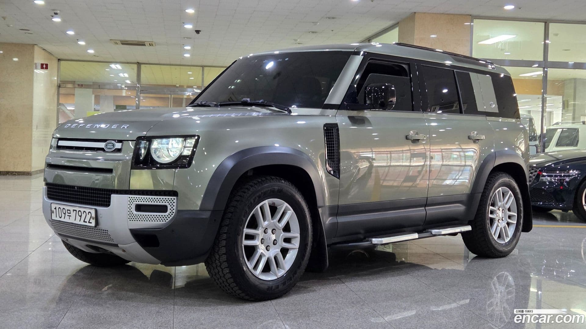Main__Slider__Photo:Defender Land Rover 2020.8-0