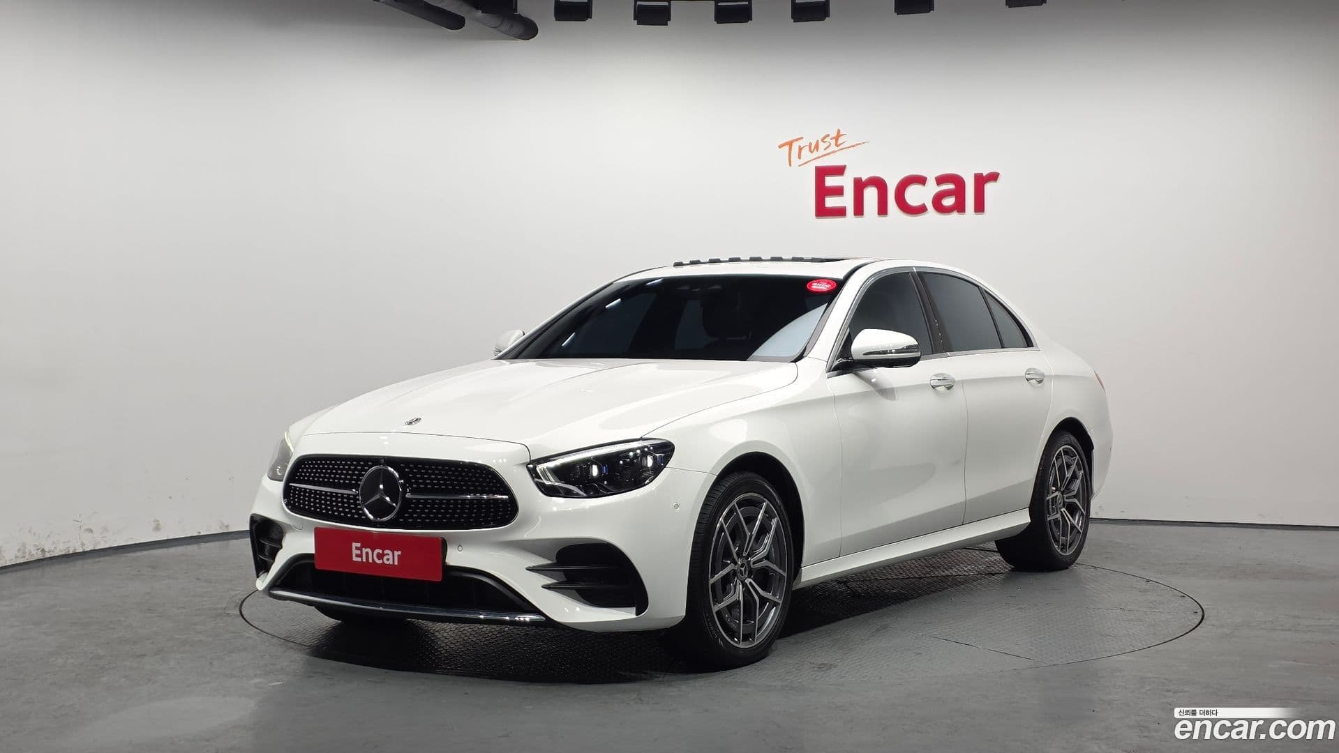 Main__Slider__Photo:E-Class Mercedes-Benz 2022.0-0