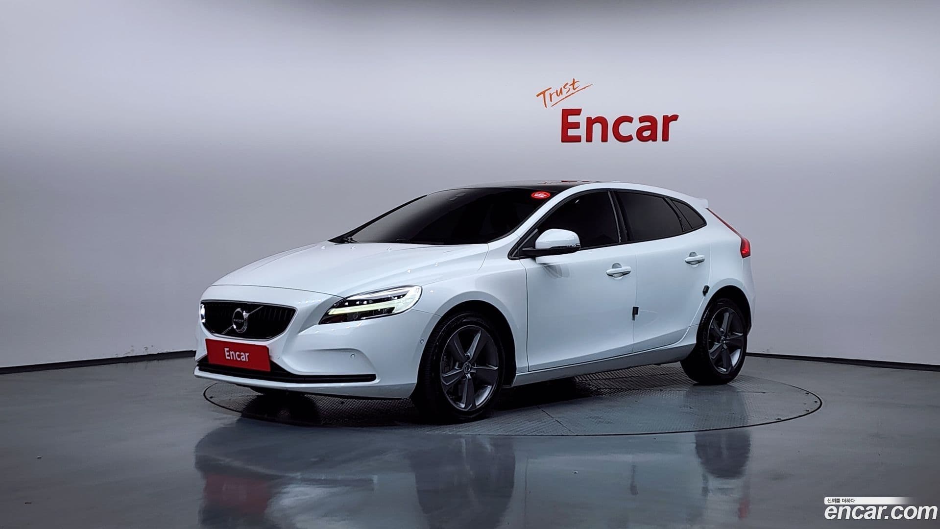 Main__Slider__Photo:V40 Volvo 2018.4-0