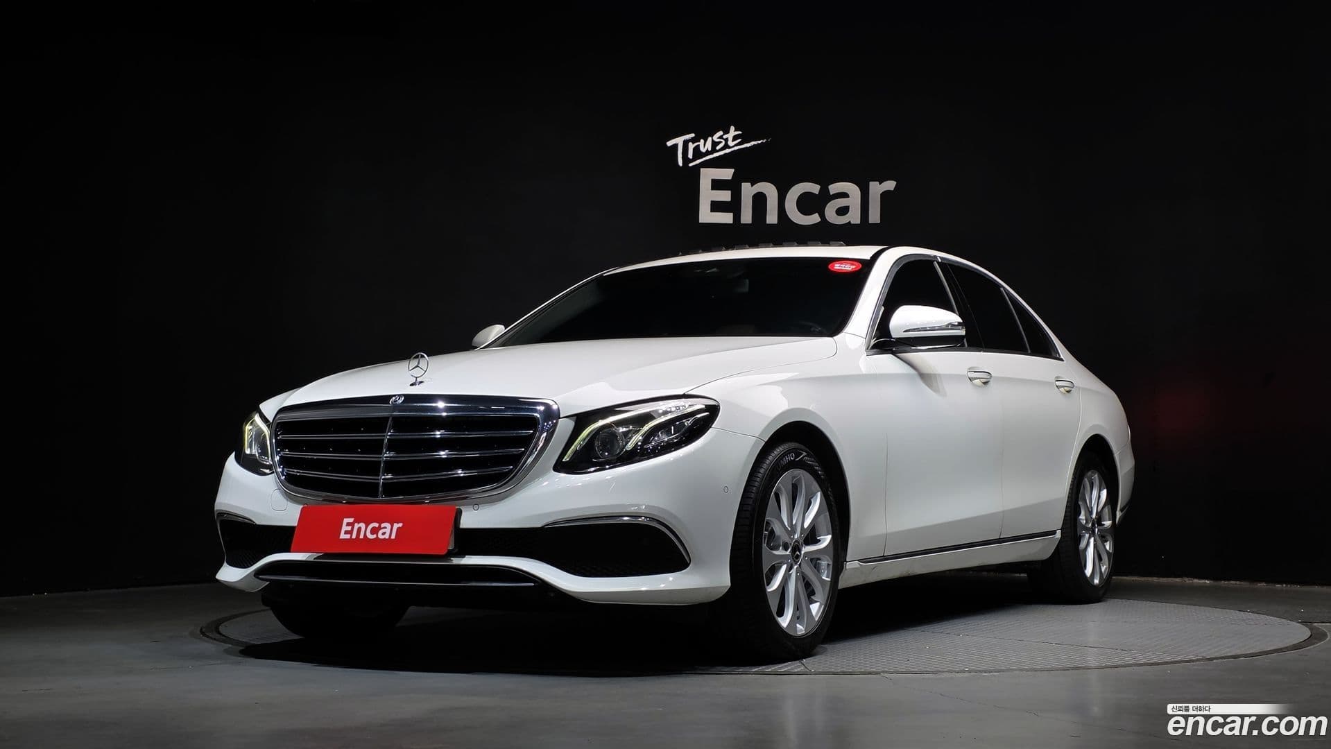 Main__Slider__Photo:E-Class Mercedes-Benz 2019.5-0