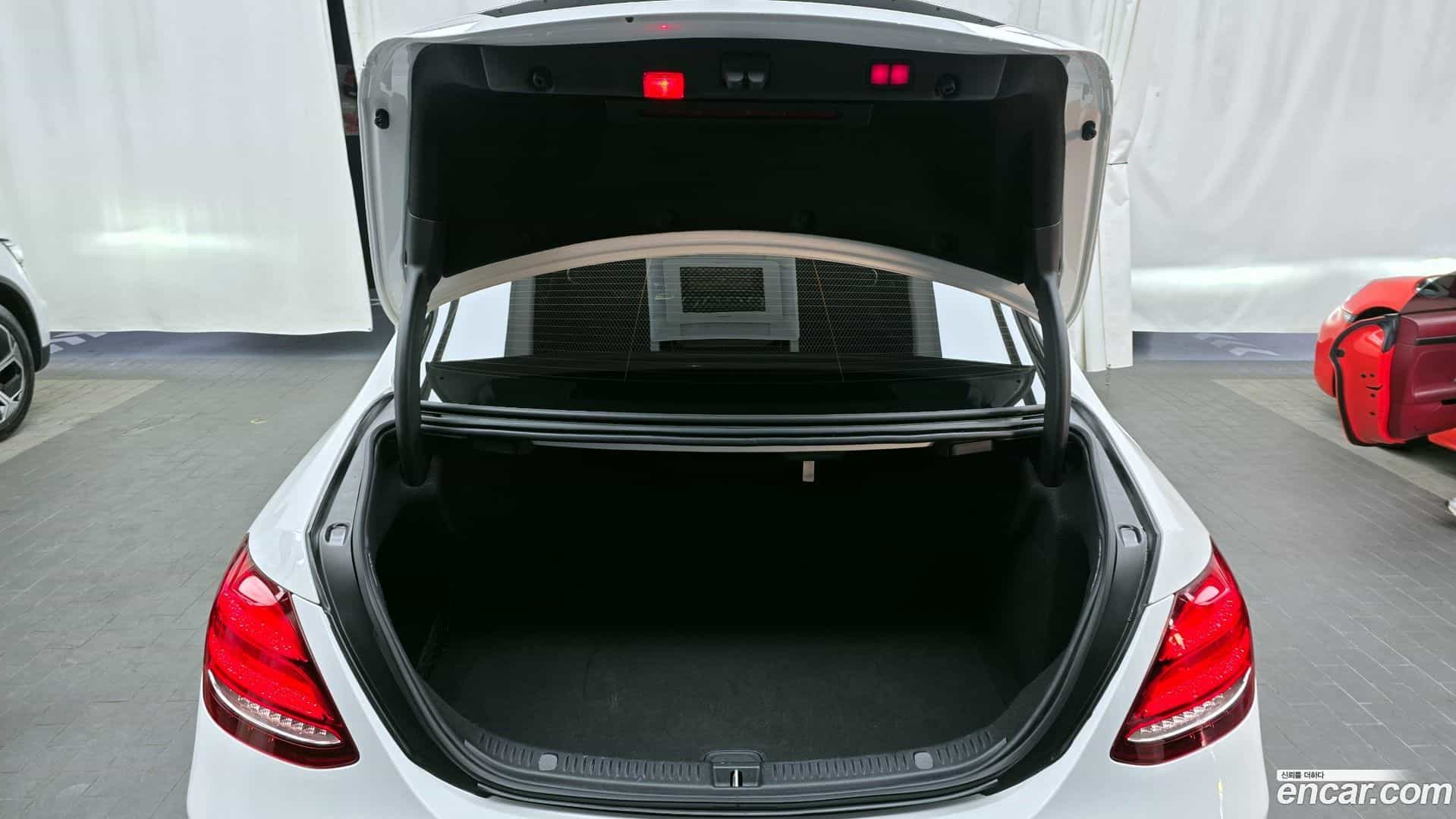 E-Class Mercedes-Benz 2019.6-OPTION-024