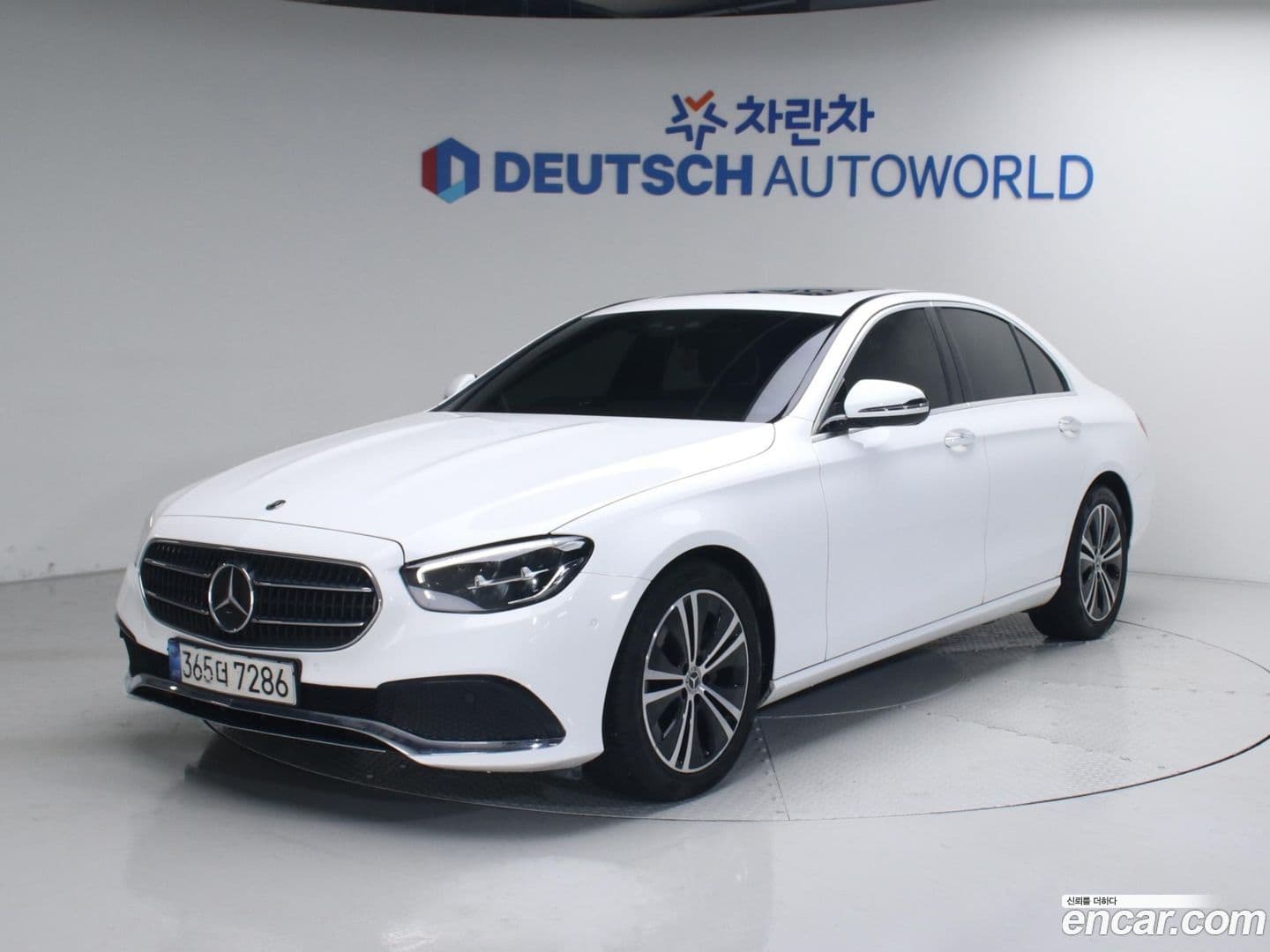 Main__Slider__Photo:E-Class Mercedes-Benz 2021.4-0