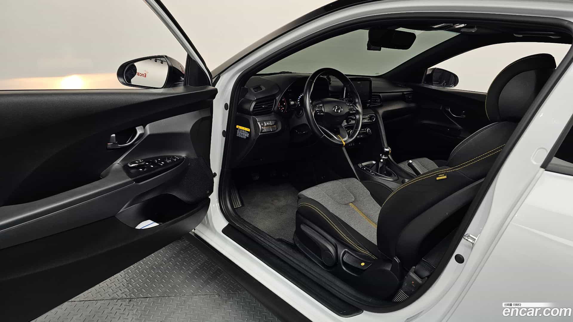 Veloster Hyundai 2019.10-INNER-010