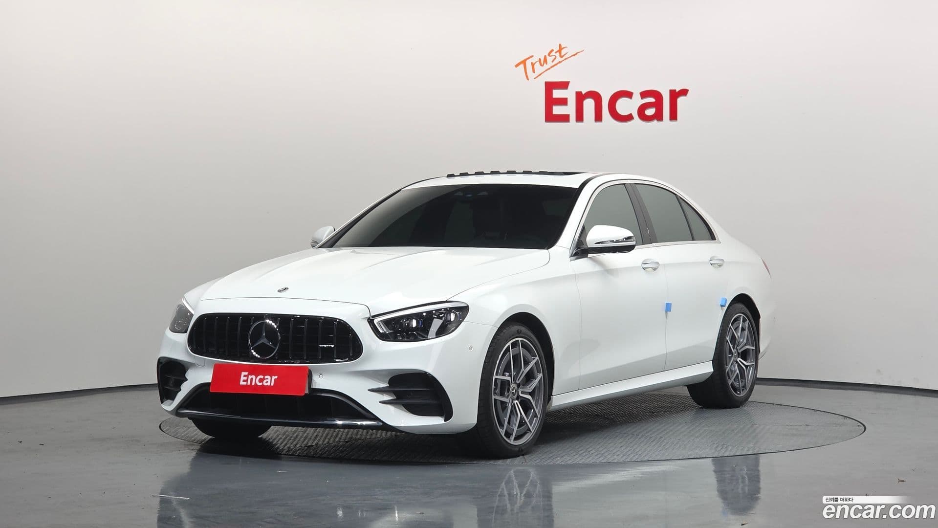 Main__Slider__Photo:E-Class Mercedes-Benz 2023.5-0