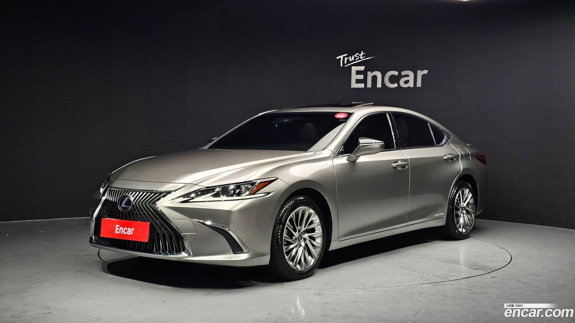 Main__Slider__Photo:ES Lexus 2021.2-0
