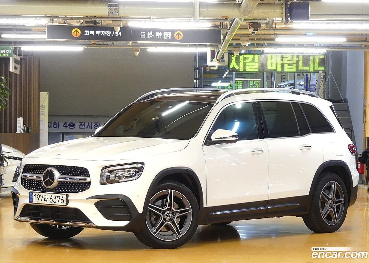 Main__Slider__Photo:GLB-Class Mercedes-Benz 2023.1-0