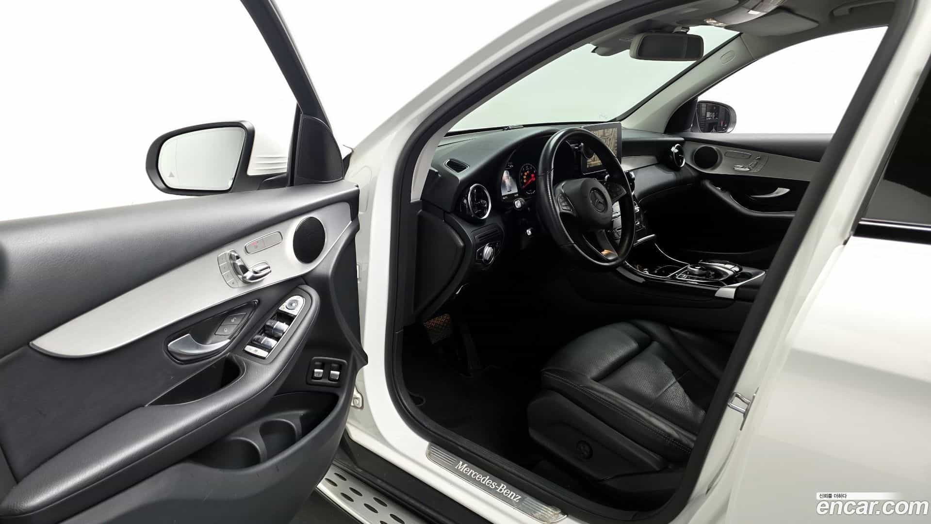 GLC-Class Mercedes-Benz 2018.10-INNER-010