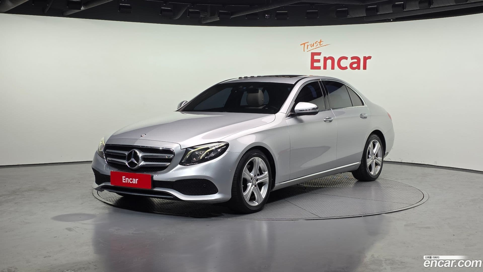Main__Slider__Photo:E-Class Mercedes-Benz 2017.10-0