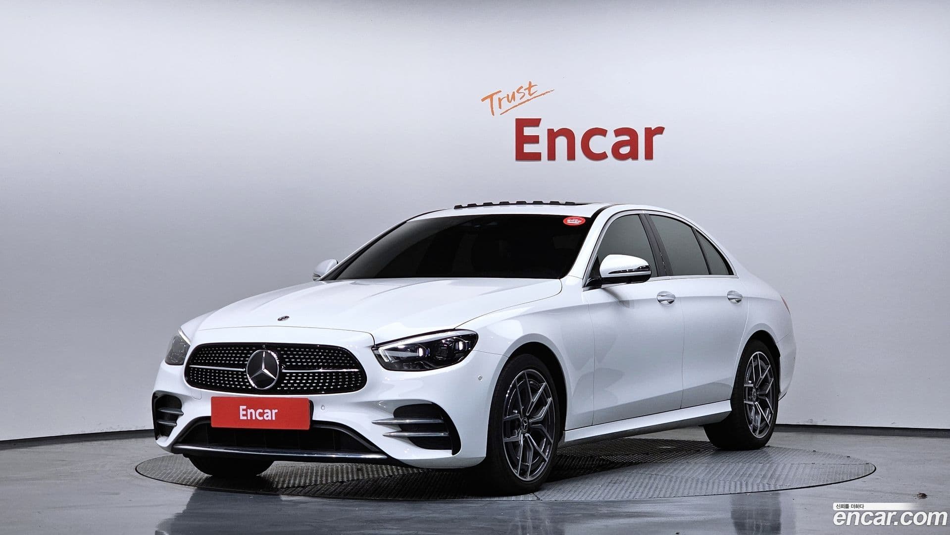 Main__Slider__Photo:E-Class Mercedes-Benz 2023.7-0