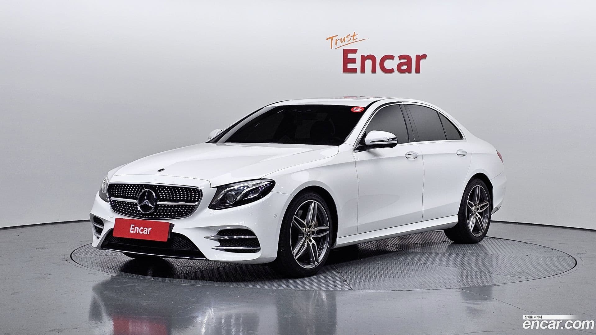 Main__Slider__Photo:E-Class Mercedes-Benz 2019.4-0