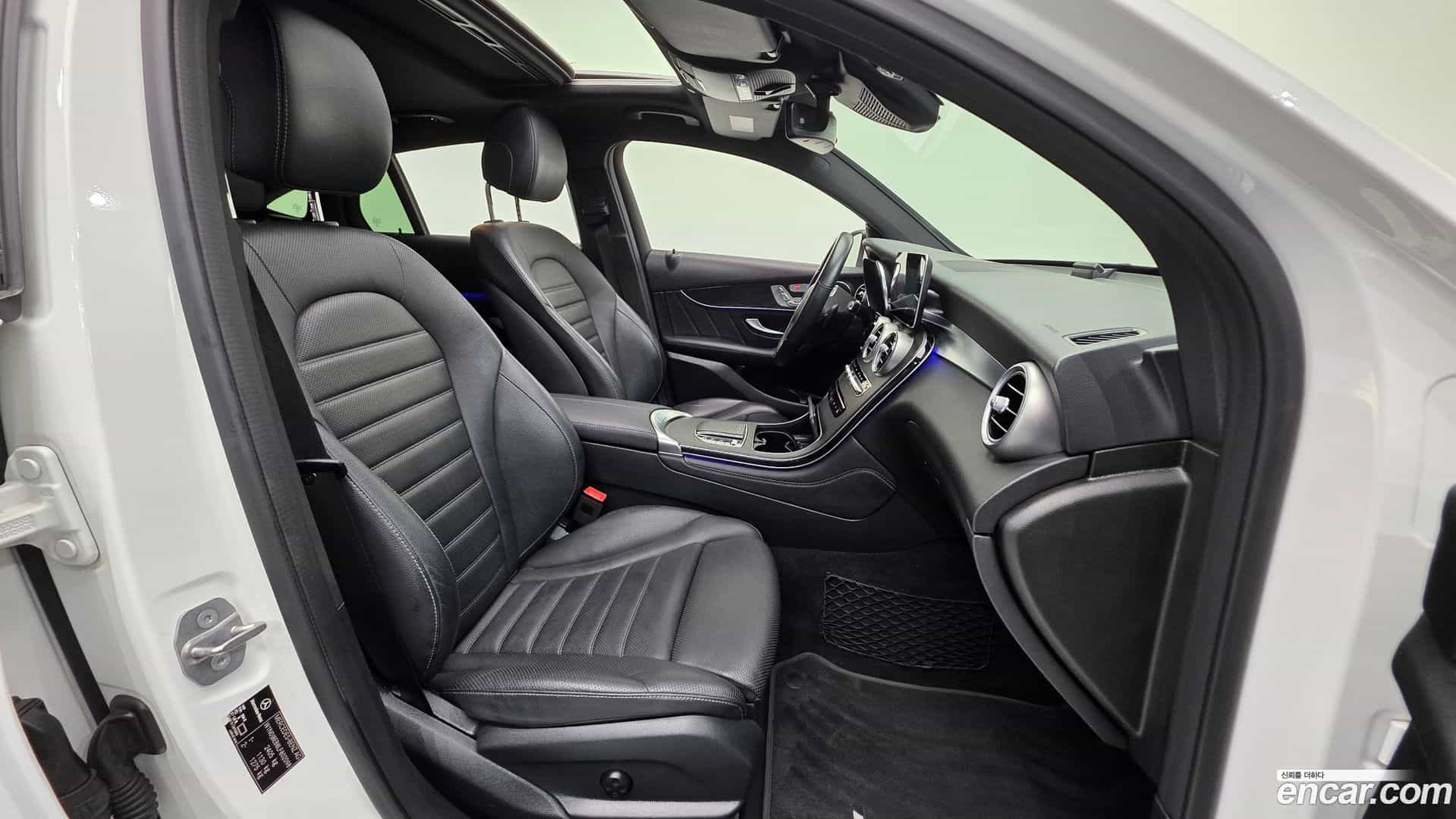 GLC-Class Mercedes-Benz 2020.3-INNER-010