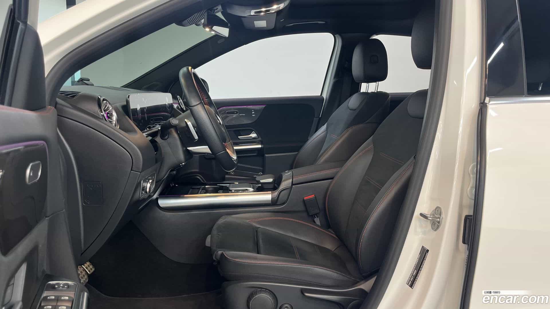 GLA-Class Mercedes-Benz 2022.11-INNER-010