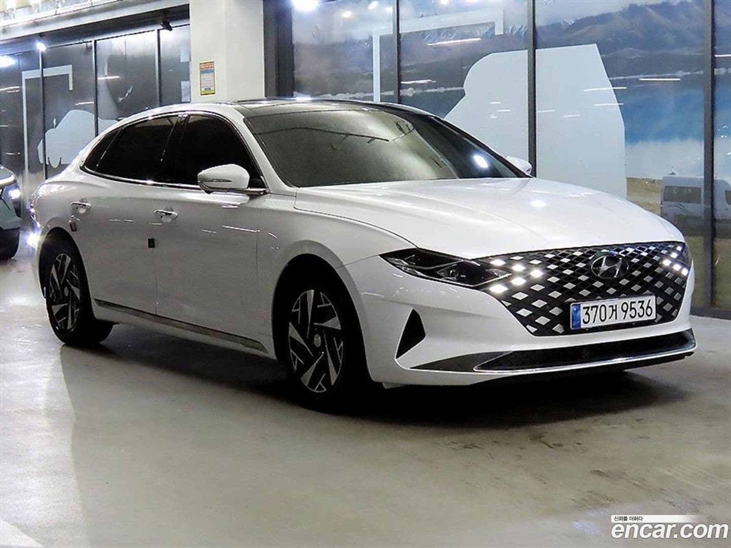 Main__Slider__Photo:Grandeur Hyundai 2022.1-0