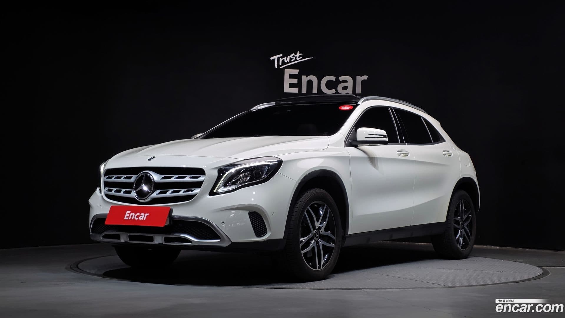 Main__Slider__Photo:GLA-Class Mercedes-Benz 2017.8-0