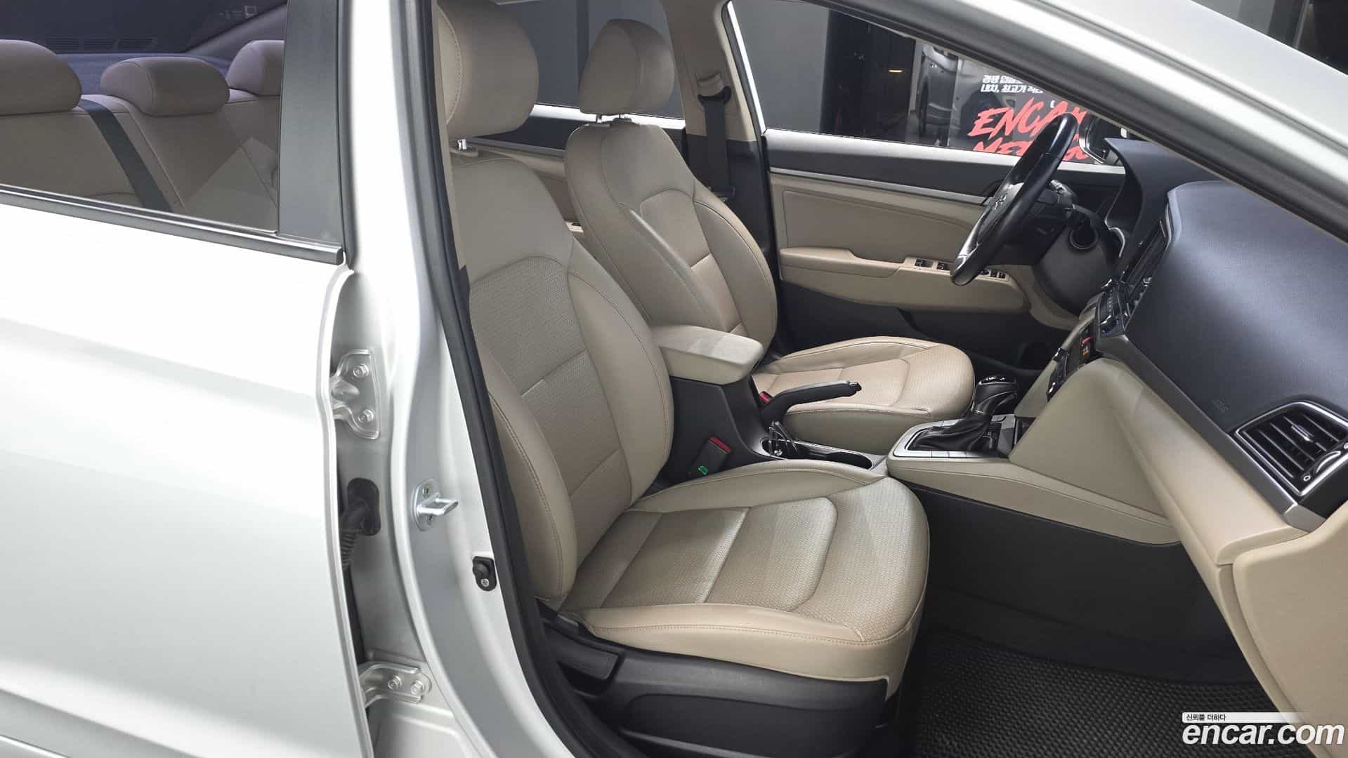AVANTE Hyundai 2016.1-INNER-010
