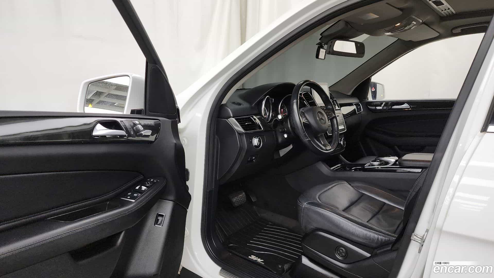 GLE-Class Mercedes-Benz 2016.1-INNER-010