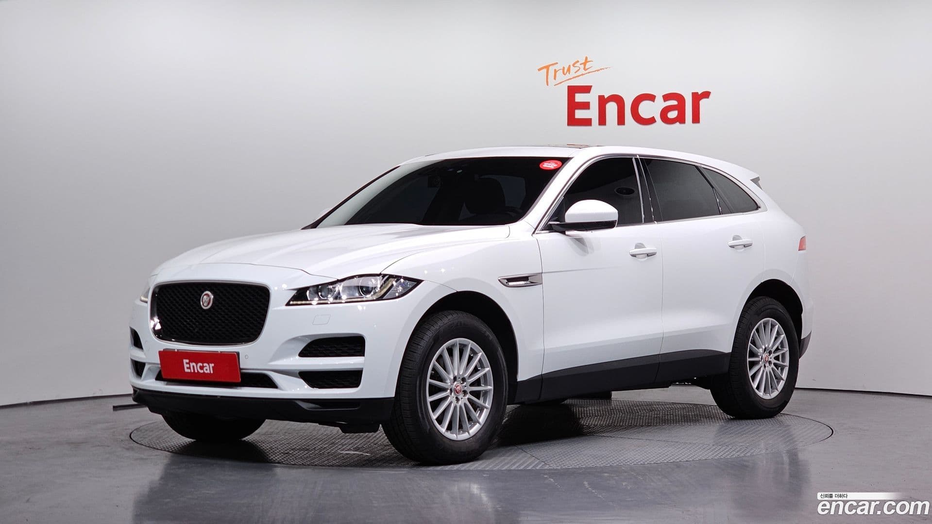 Main__Slider__Photo:F-PACE Jaguar 2018.0-0