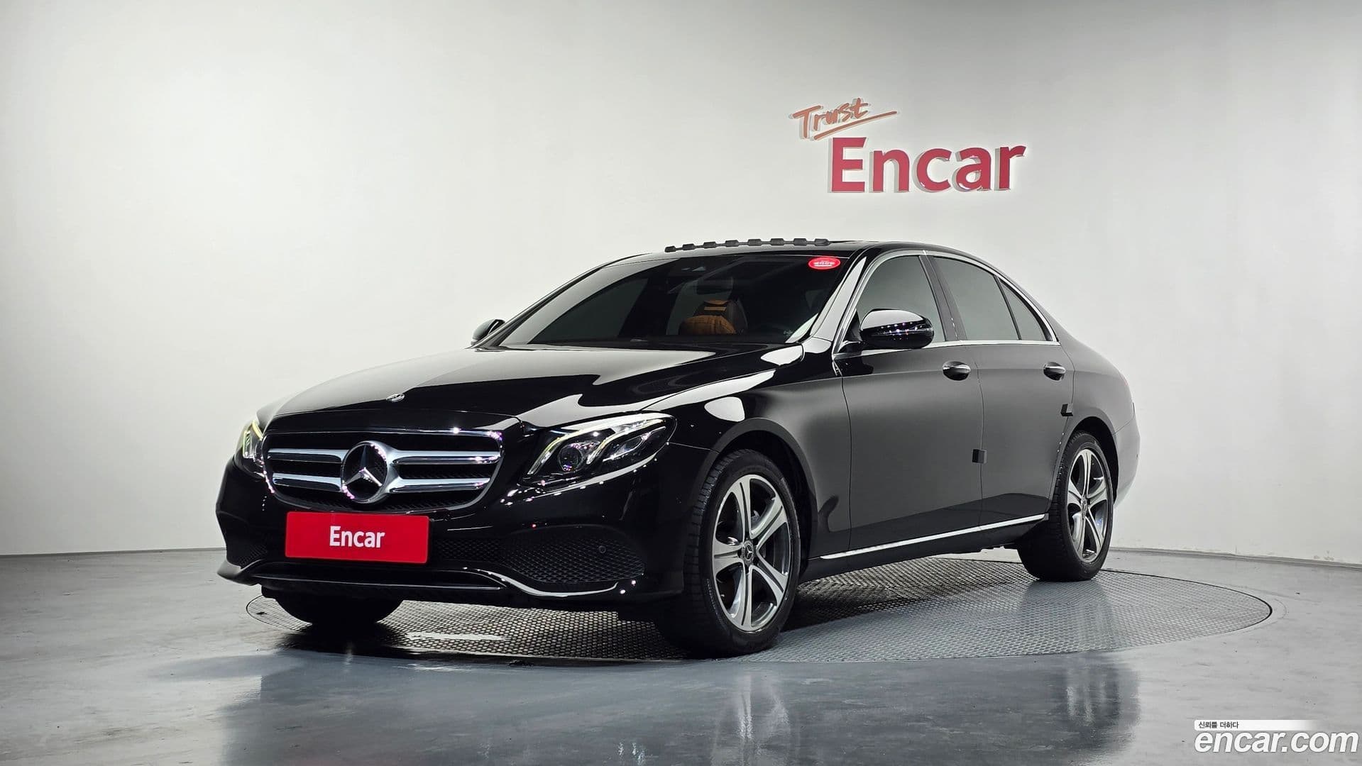 Main__Slider__Photo:E-Class Mercedes-Benz 2019.4-0