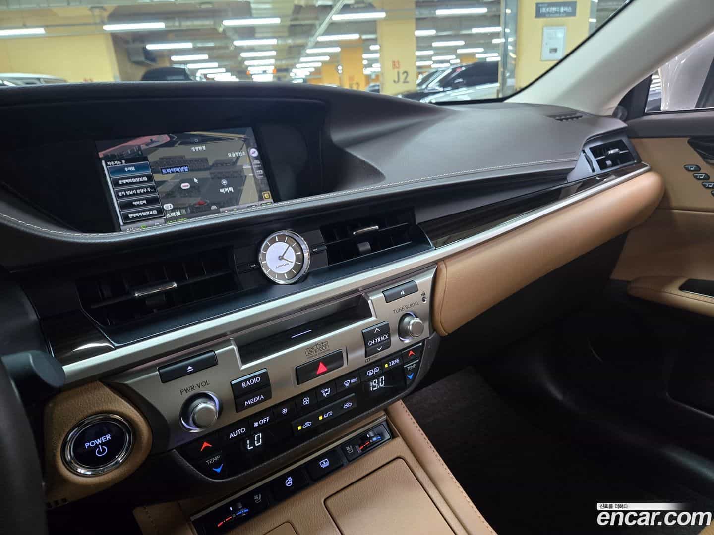 ES Lexus 2018.6-INNER-007