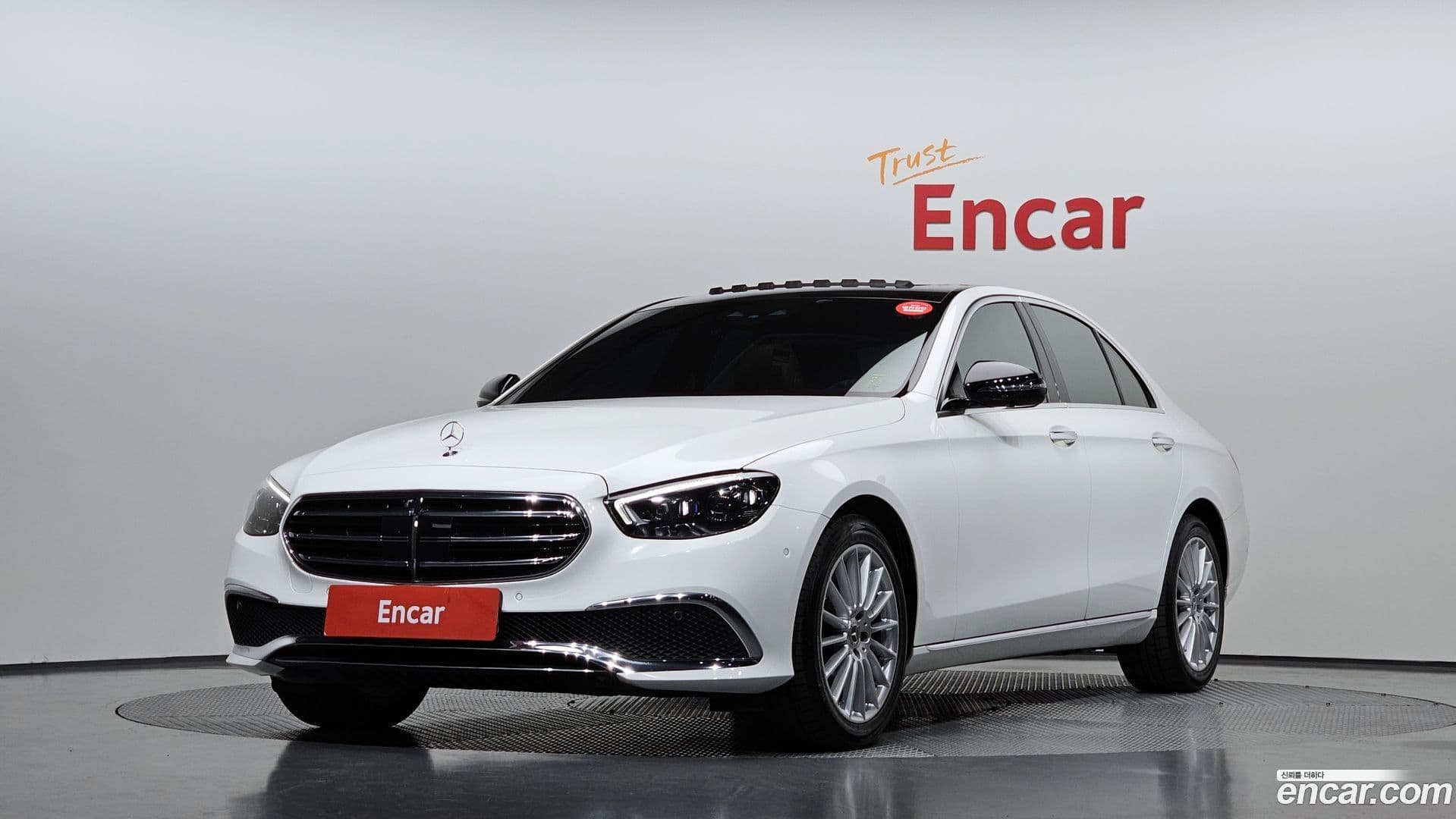 Main__Slider__Photo:E-Class Mercedes-Benz 2022.4-0