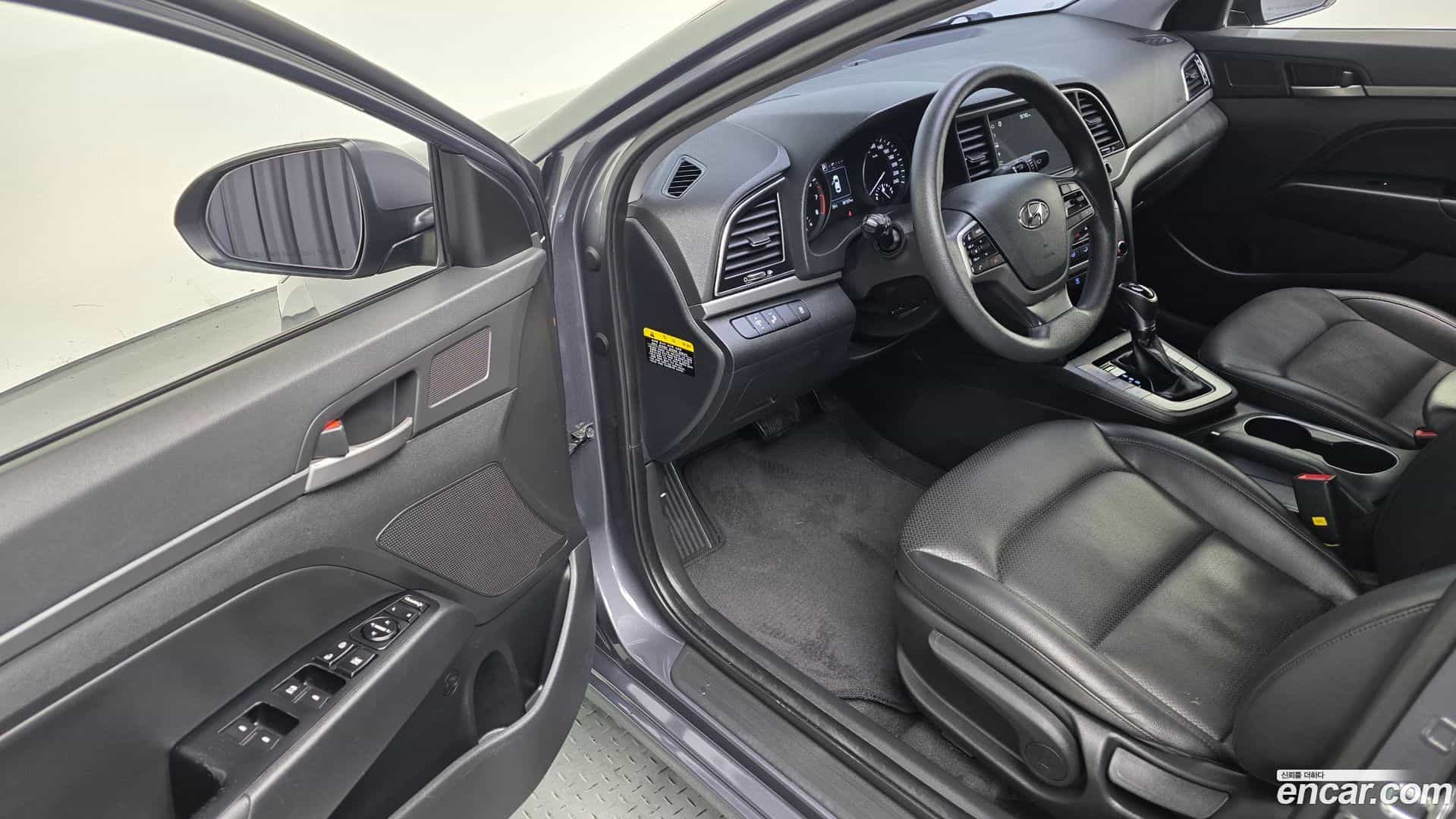 AVANTE Hyundai 2017.10-OPTION-015