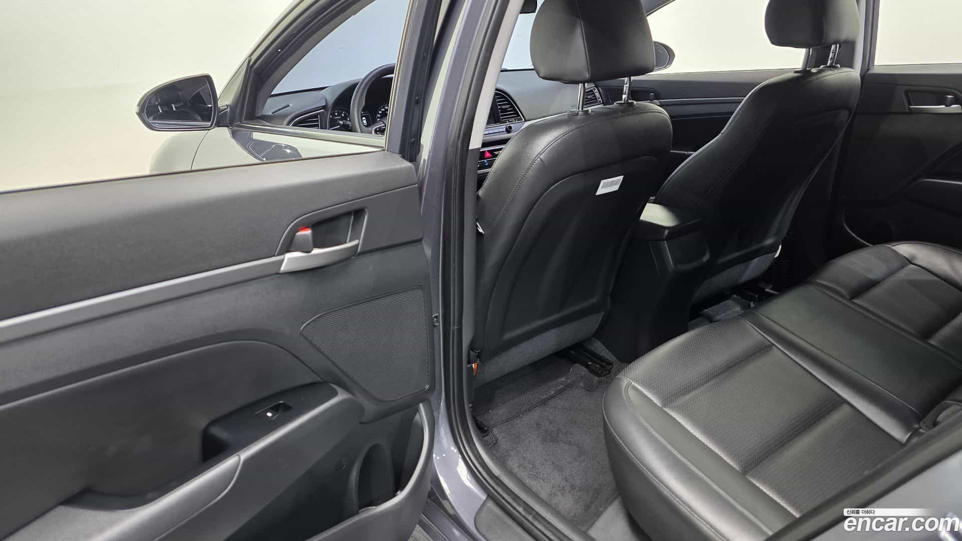 AVANTE Hyundai 2017.10-OPTION-023